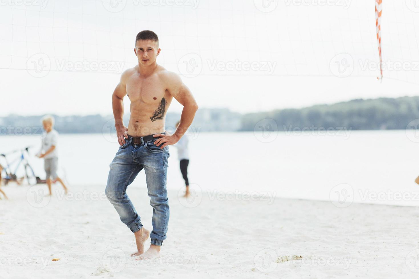 modelo masculino musculoso com corpo perfeito posando em jeans azul foto