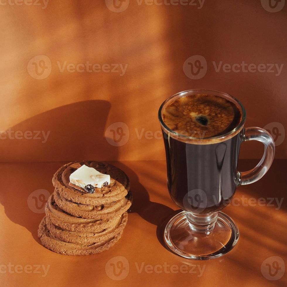 copo de café quente com biscoitos e chocolate foto