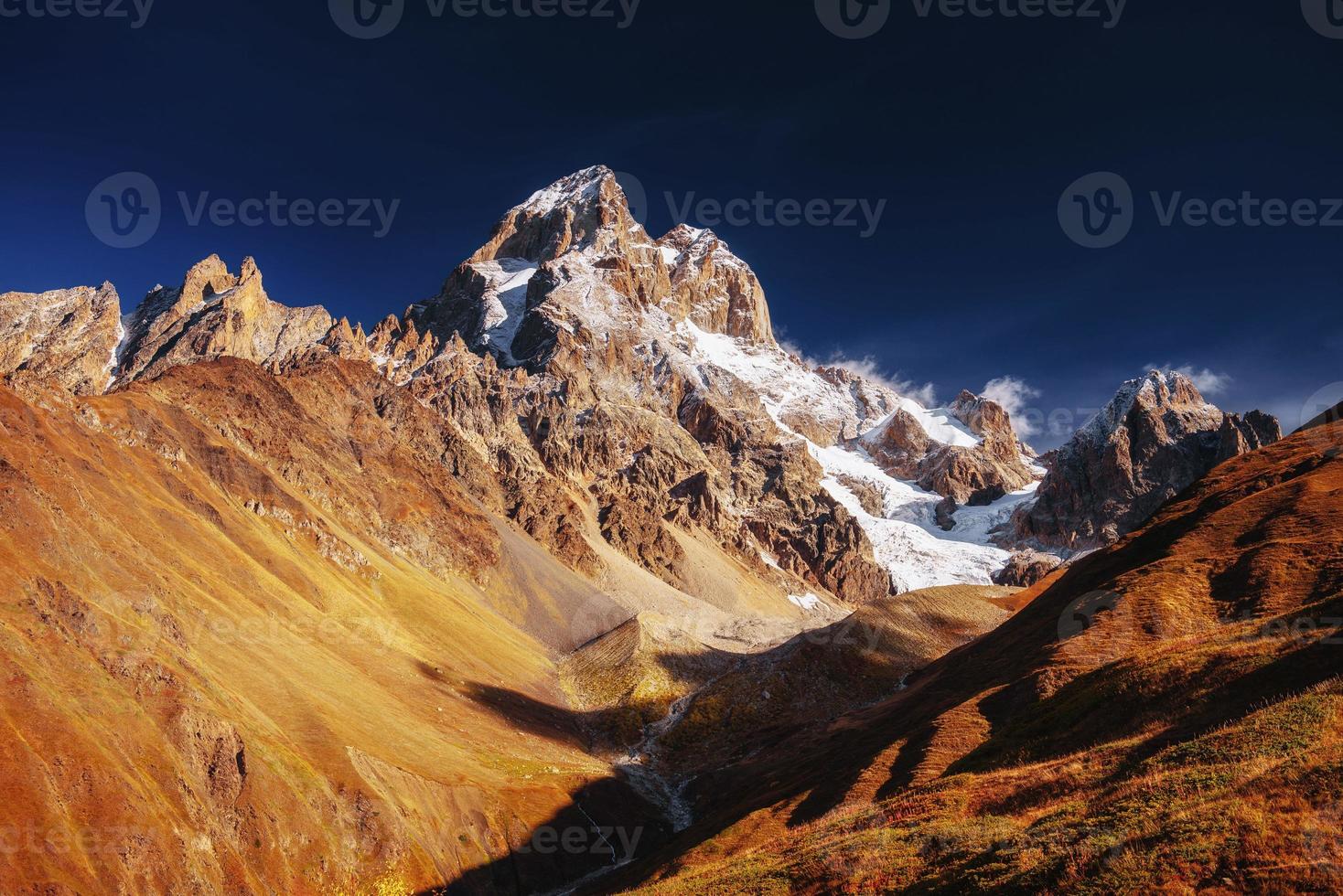 cenário fantástico e picos nevados na primeira luz do sol da manhã. foto