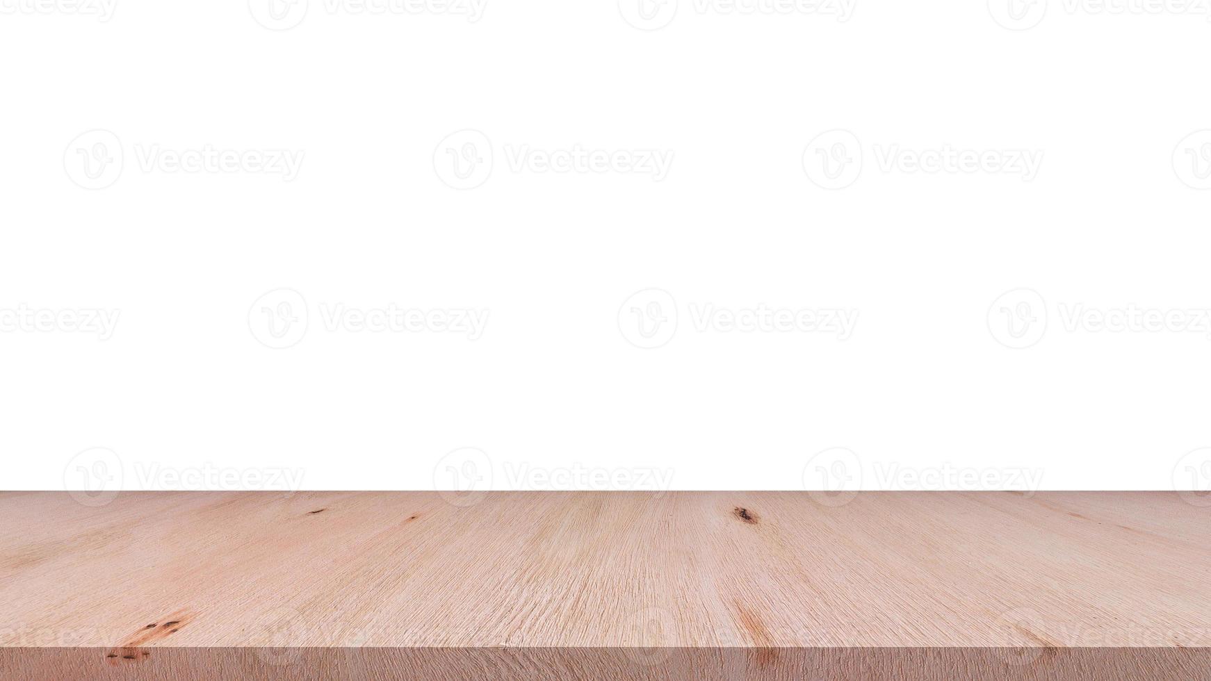 mesa de madeira para produtos de exibição ou montagem com fundo branco em branco. foto