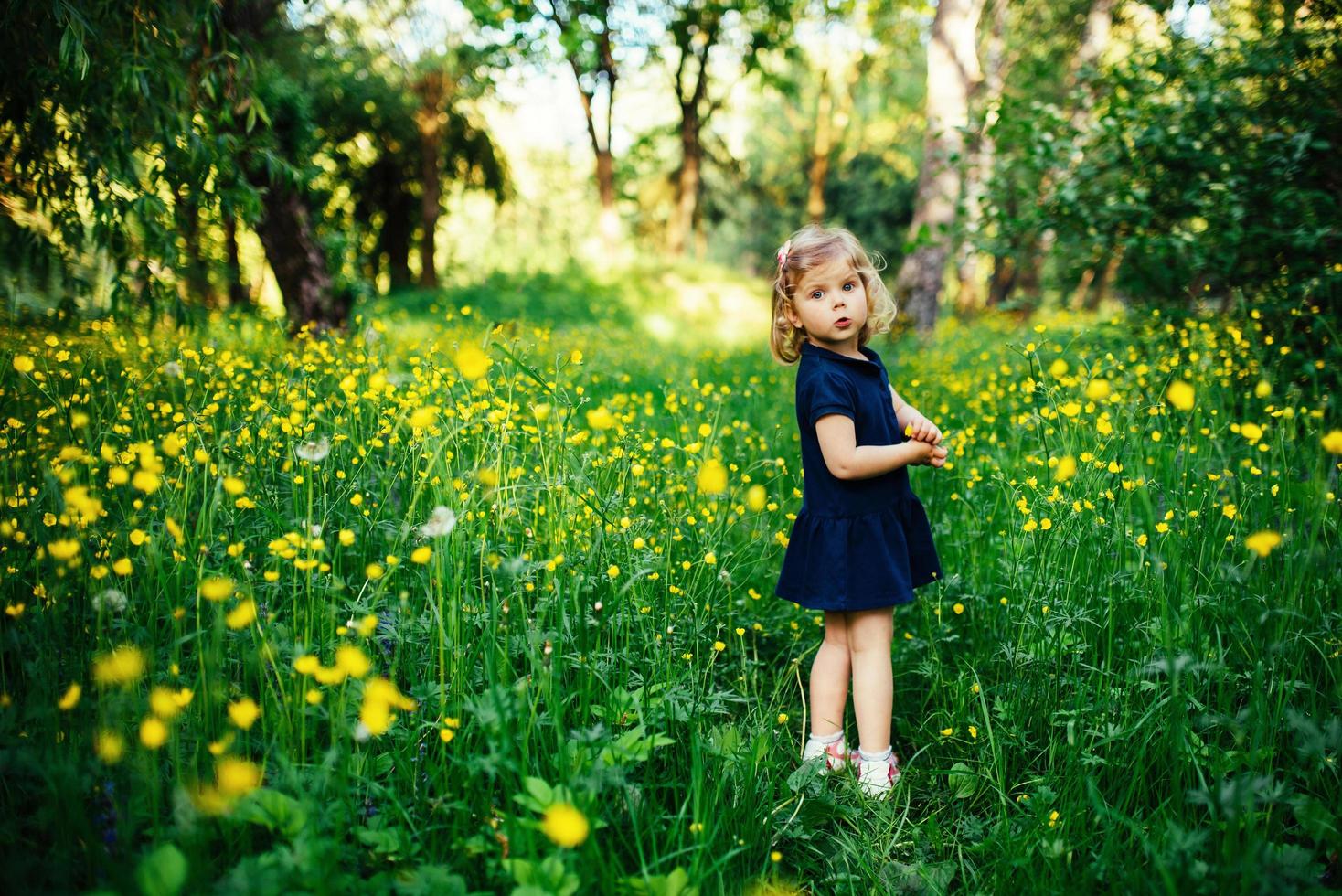 criança brincando ao ar livre na grama foto