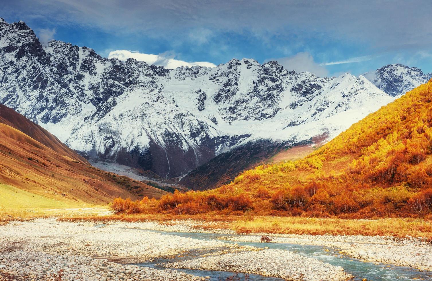 montanhas nevadas e rio de montanha barulhento. Geórgia, Svaneti. euro foto