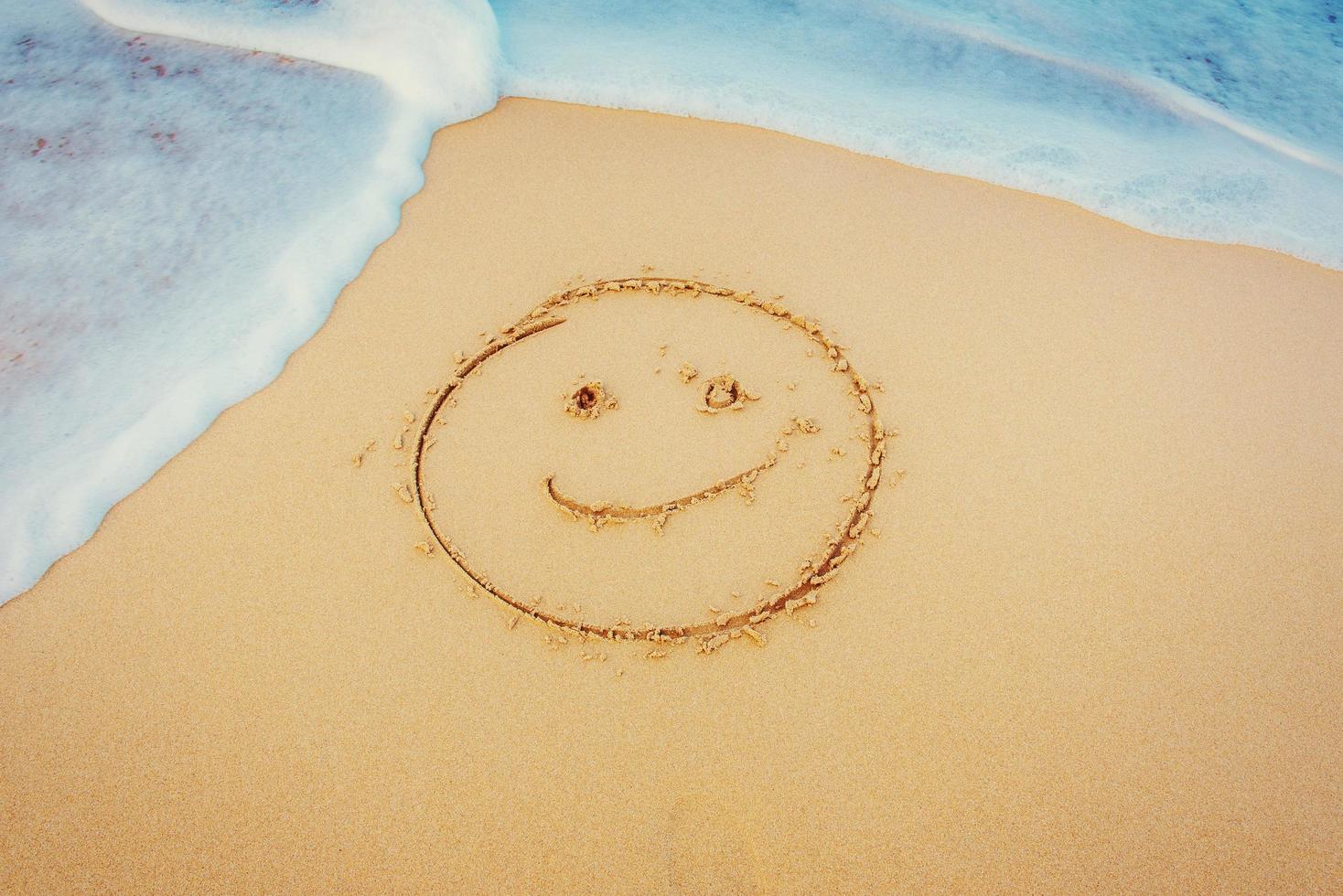 os desenhos na areia da praia foto