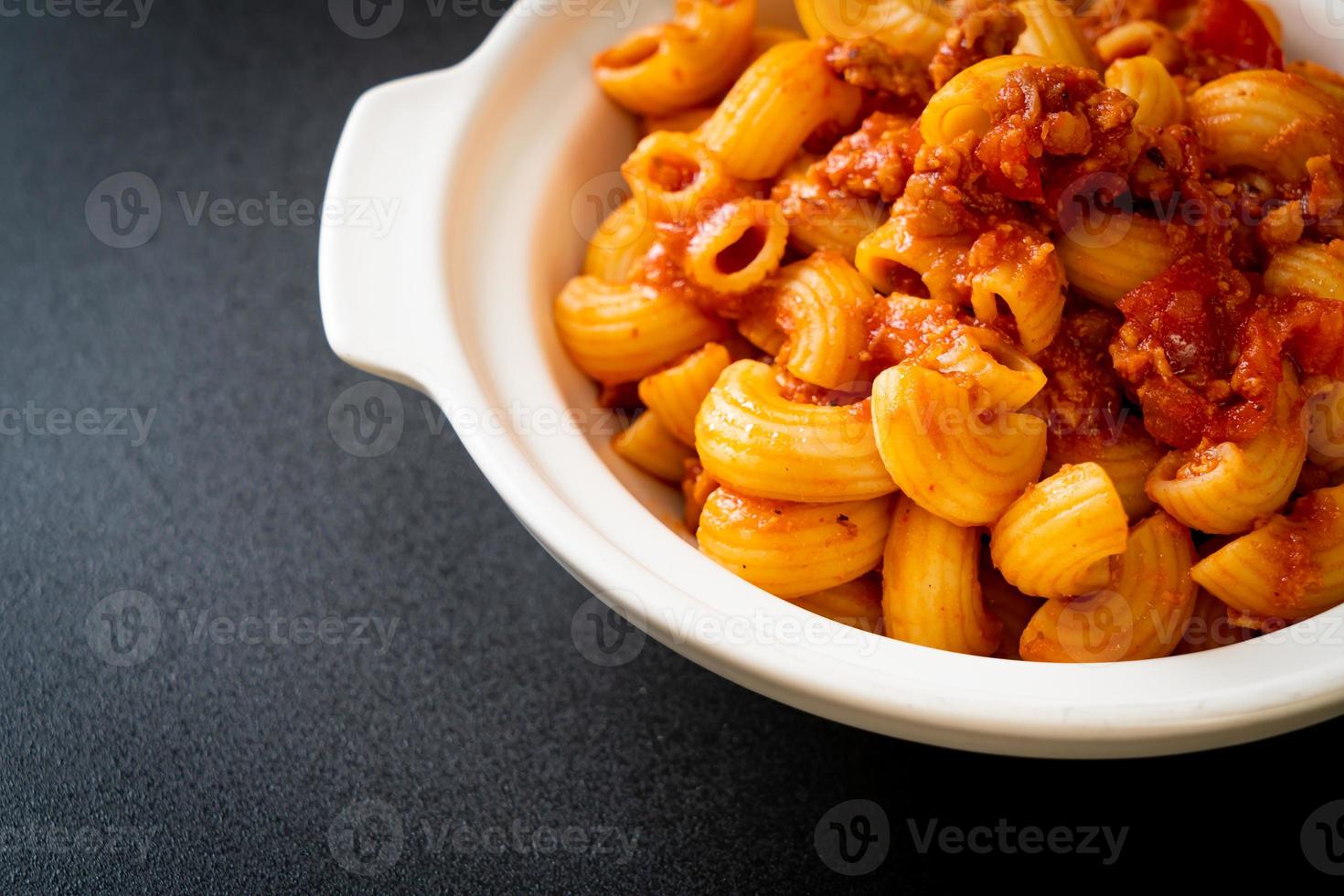 macarrão com molho de tomate e carne de porco picada foto