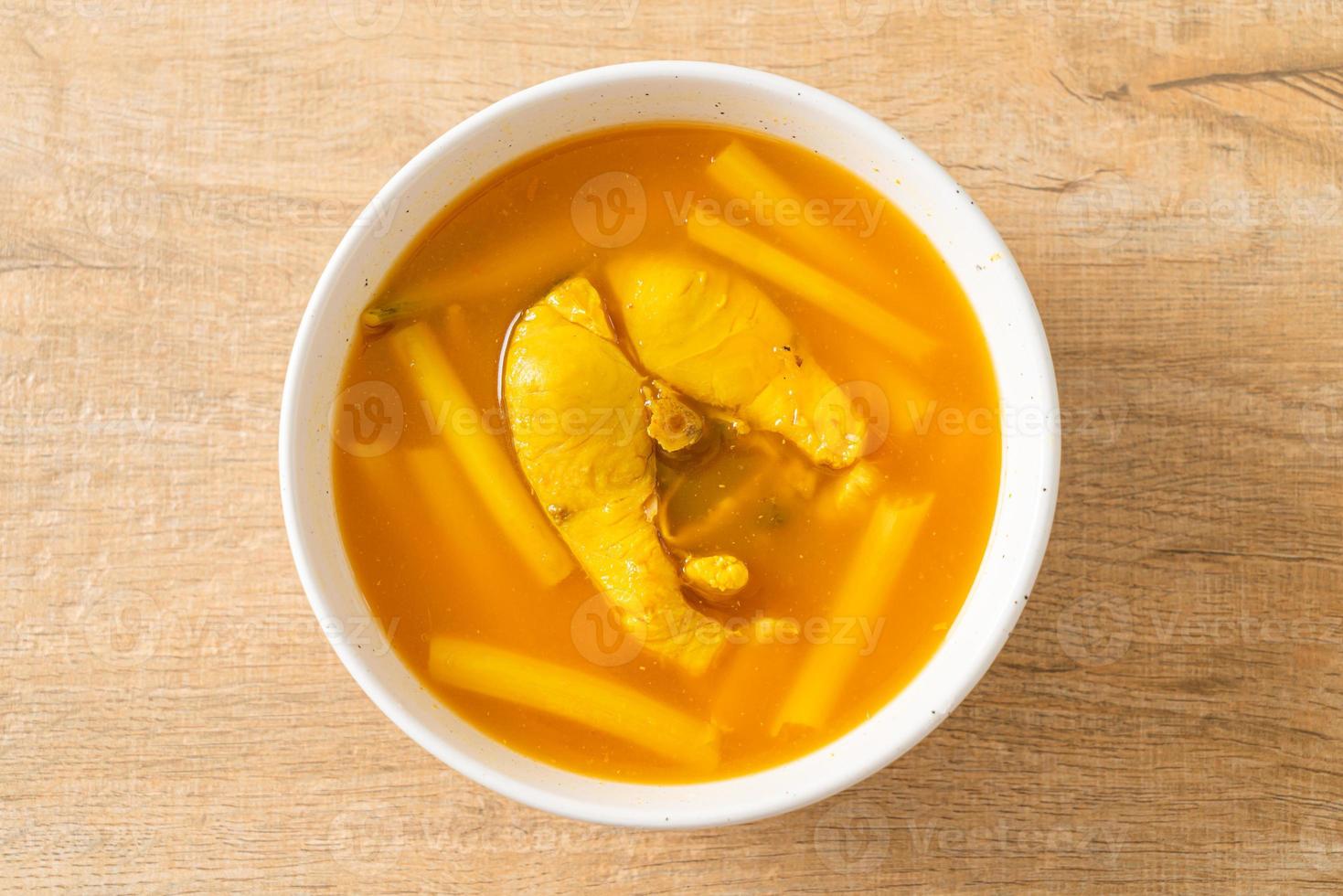 sopa azeda com caule de lótus e peixe foto