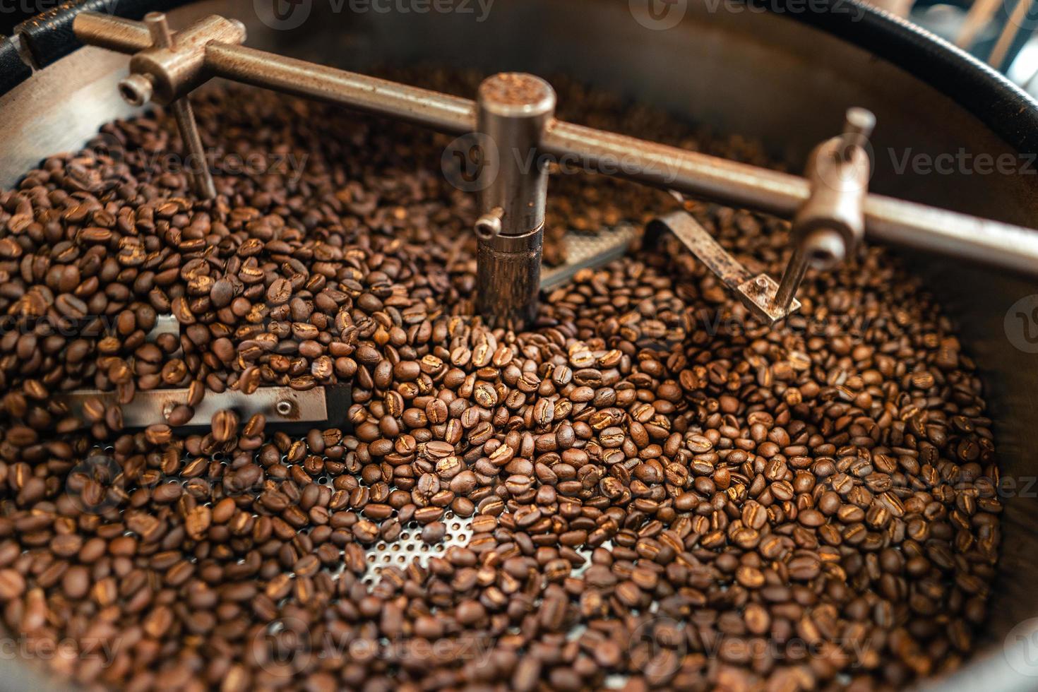 grãos de café torrados em uma máquina de refrigeração foto