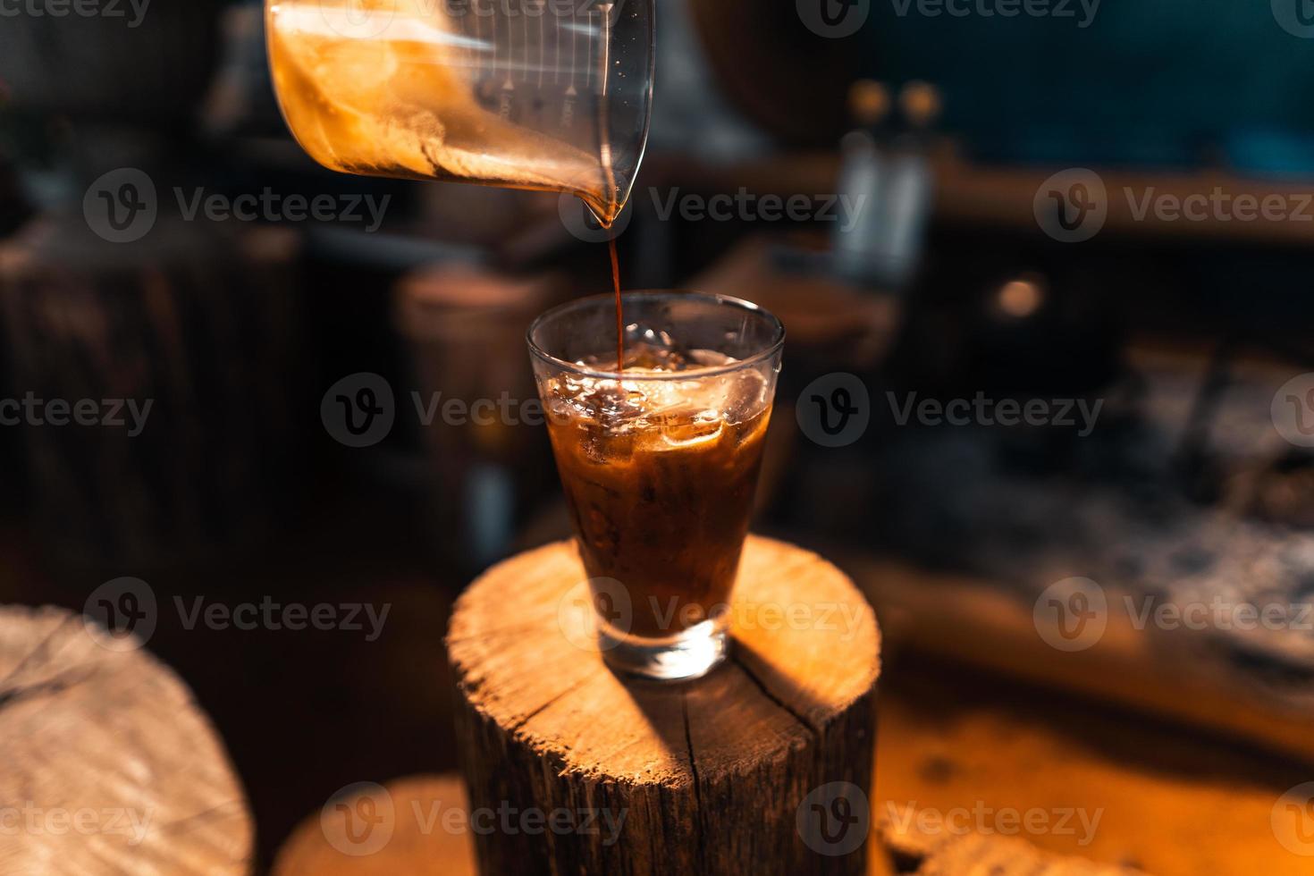 café gelado em um copo fazendo americano gelado foto