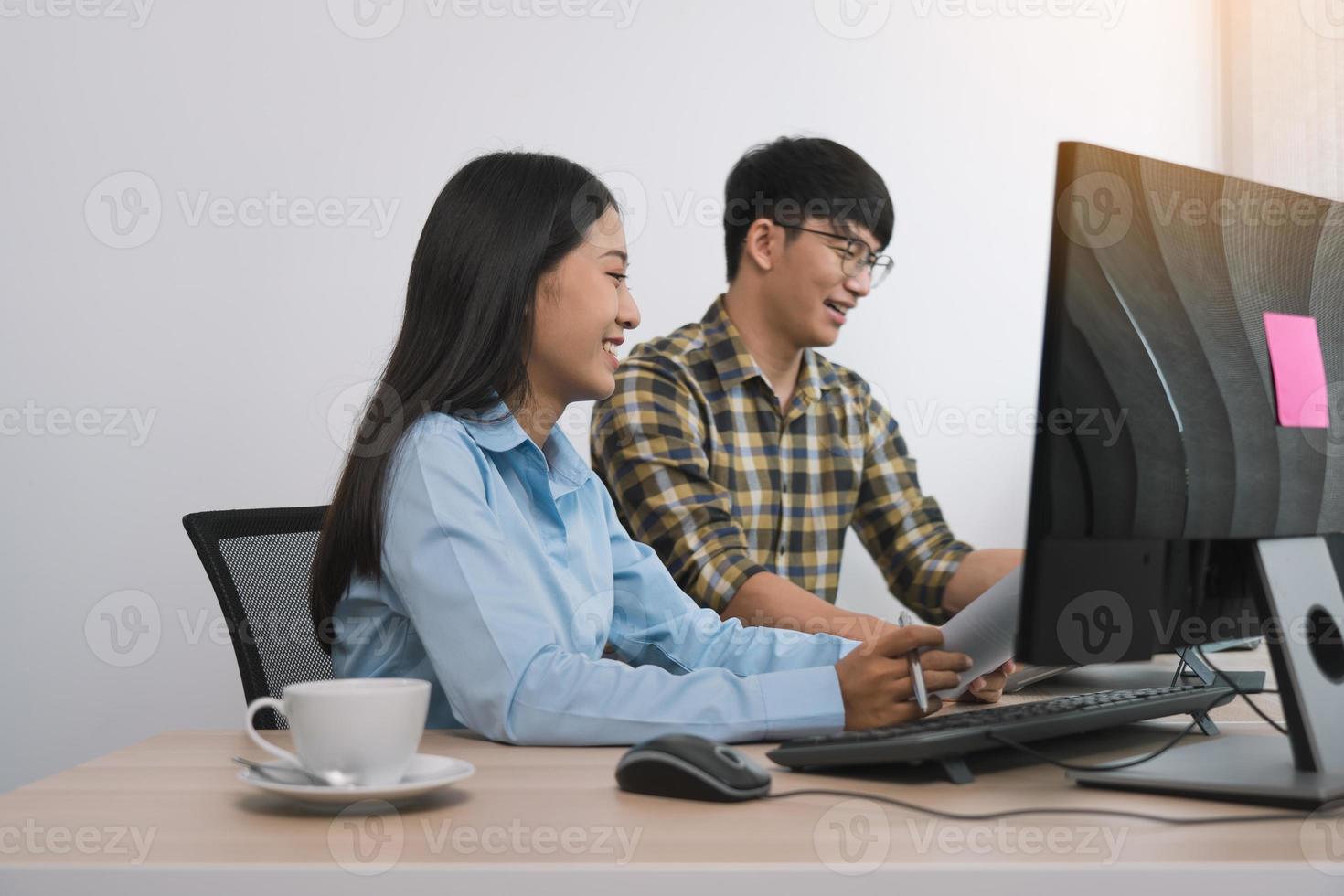 jovens programadores de parceiros asiáticos trabalhando em equipe ao fazer novos códigos de computador no computador desktop no escritório. foto