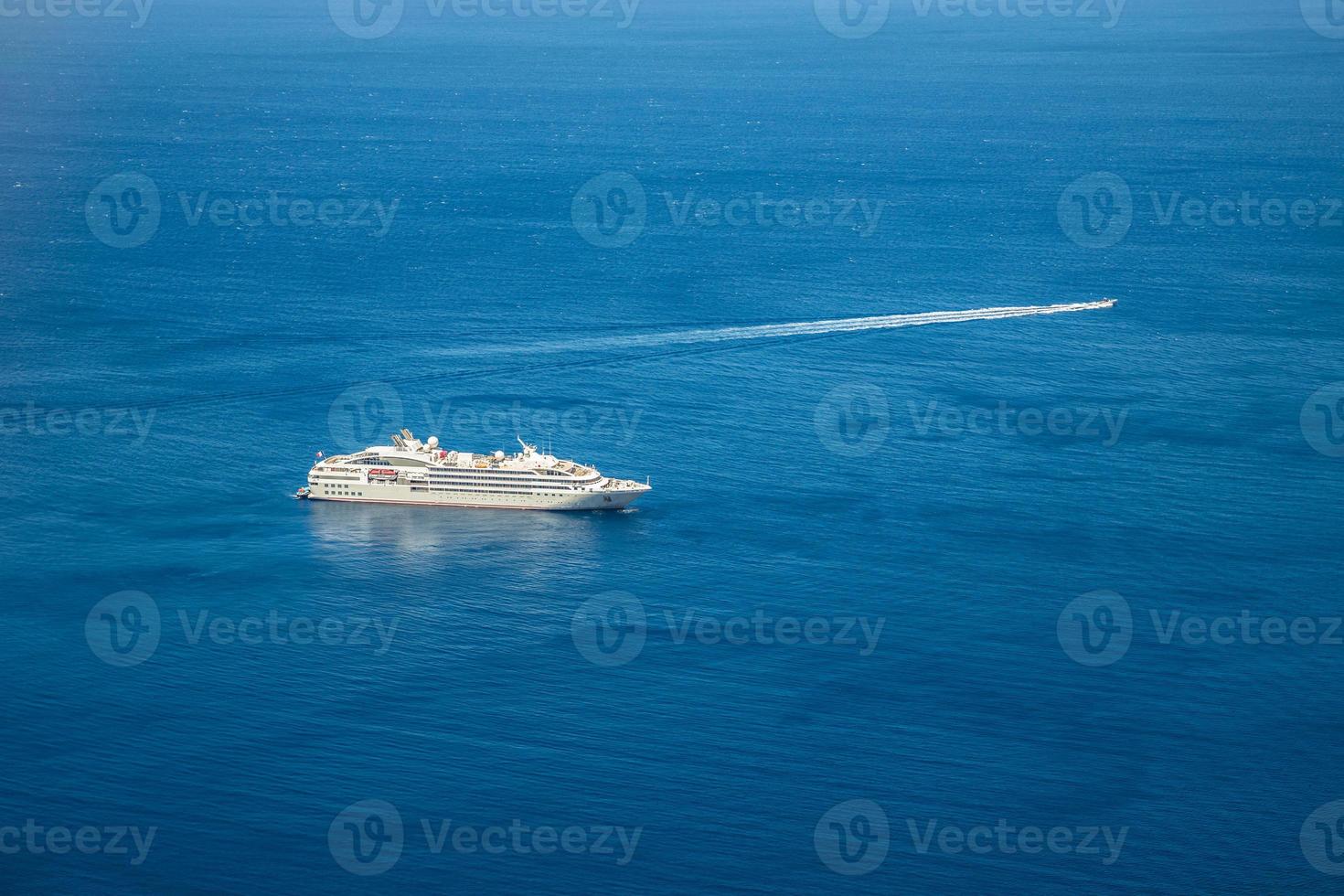 vista aérea do belo navio de cruzeiro branco, cruzeiro de luxo na luz do sol da manhã do mar azul profundo do oceano, viagens de turismo nas férias de férias no verão. foto