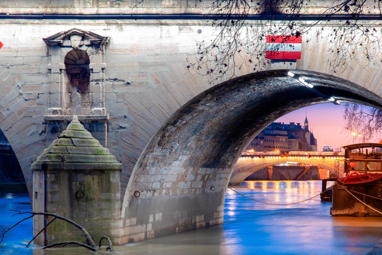 cena crepuscular do rio sena paris com cores fantásticas durante o pôr do sol. foto