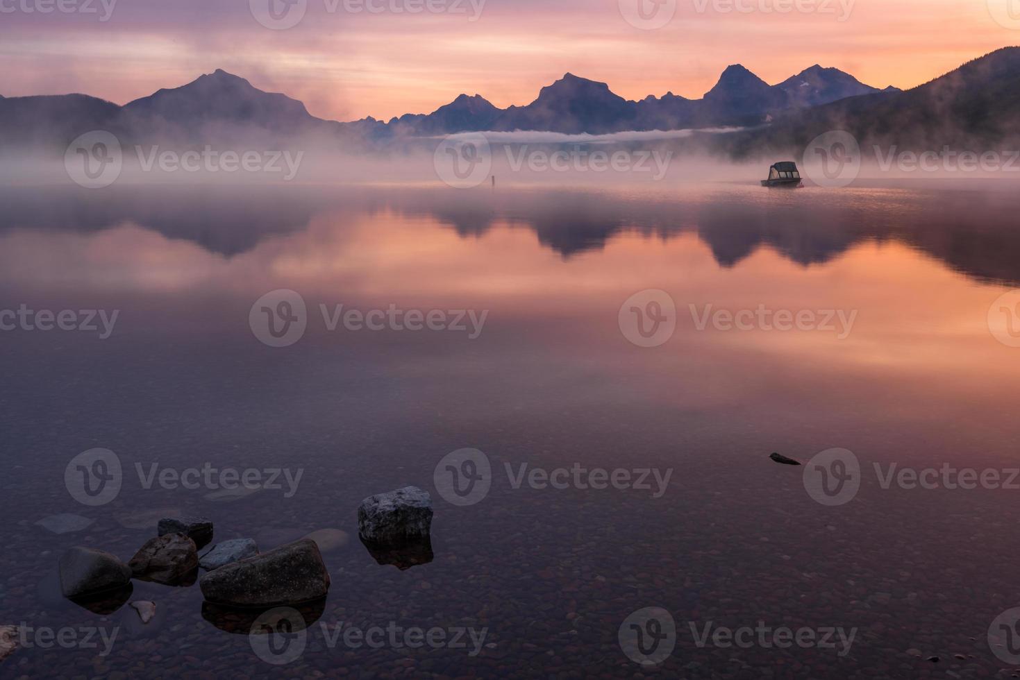 nascer do sol no lago mcdonald em montana foto