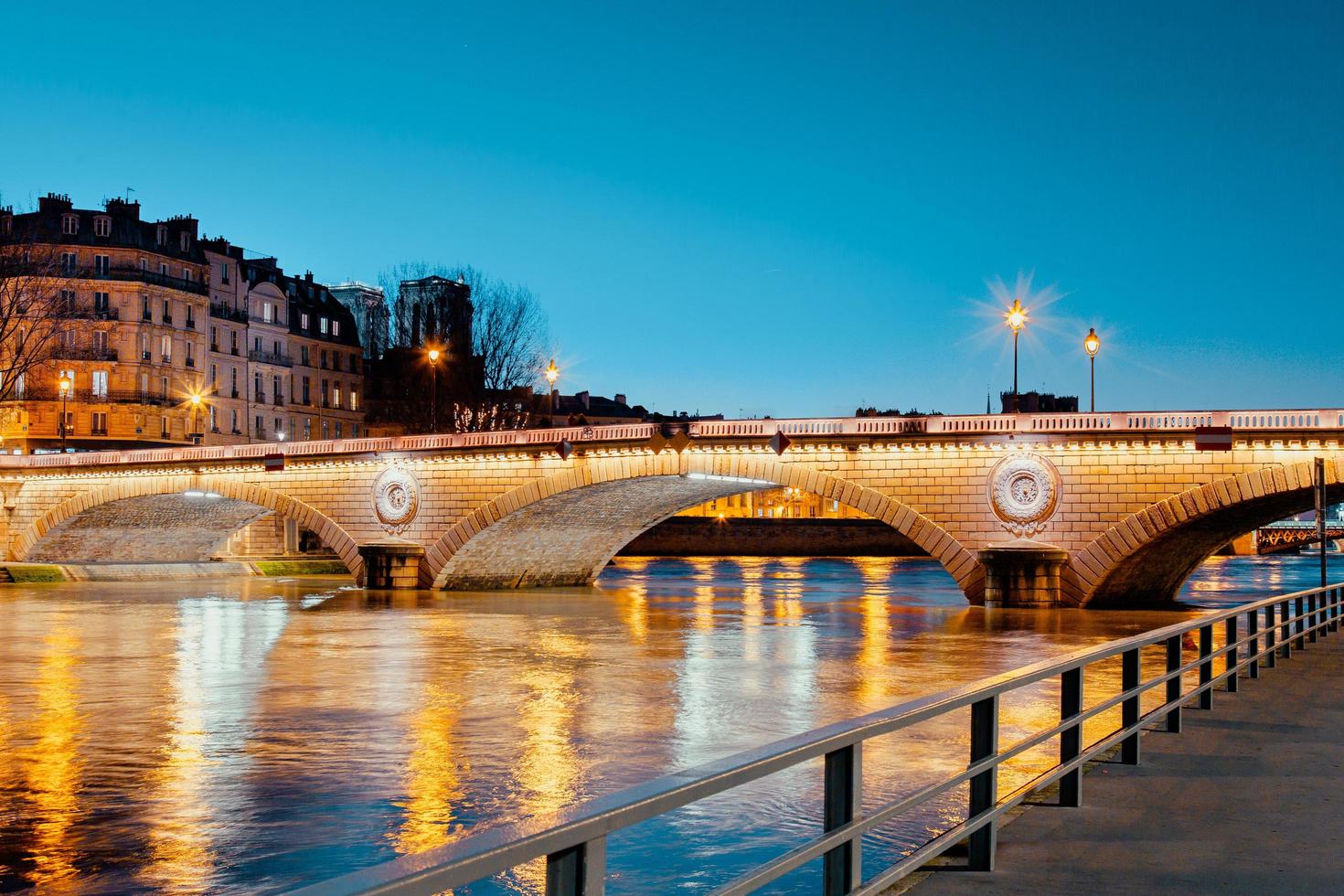 cena crepuscular do rio sena paris com cores fantásticas durante o pôr do sol. foto