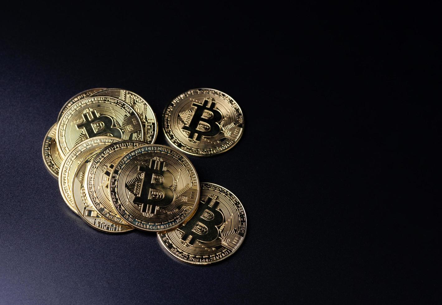 moedas bitcoin como criptomoeda colocadas em um fundo preto foto