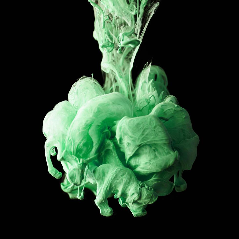 gota de tinta colorida verde na água, tinta rodando. imagem de abstração para o fundo ou a cor referente. foto