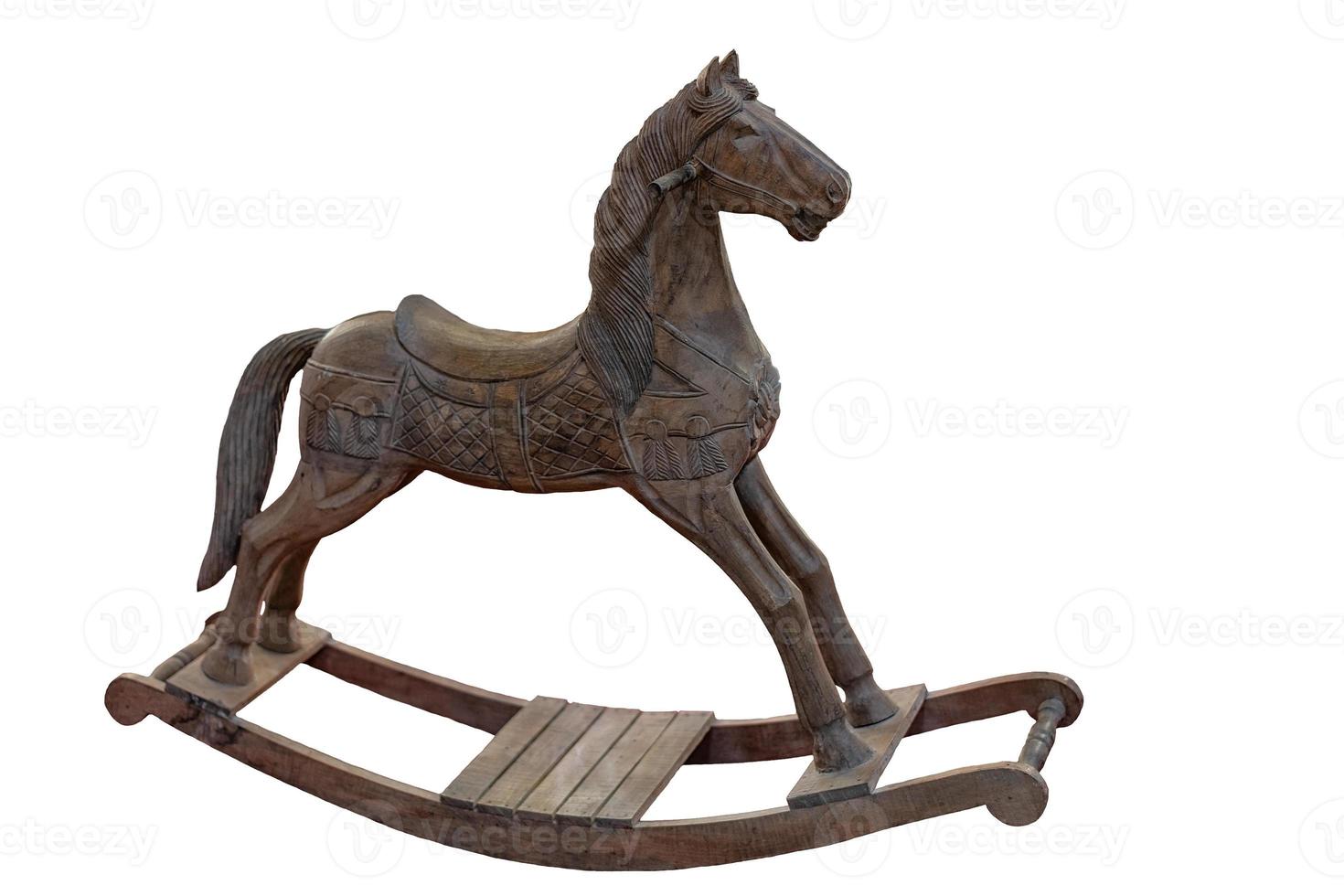 cavalo de balanço de madeira no fundo branco isolado foto