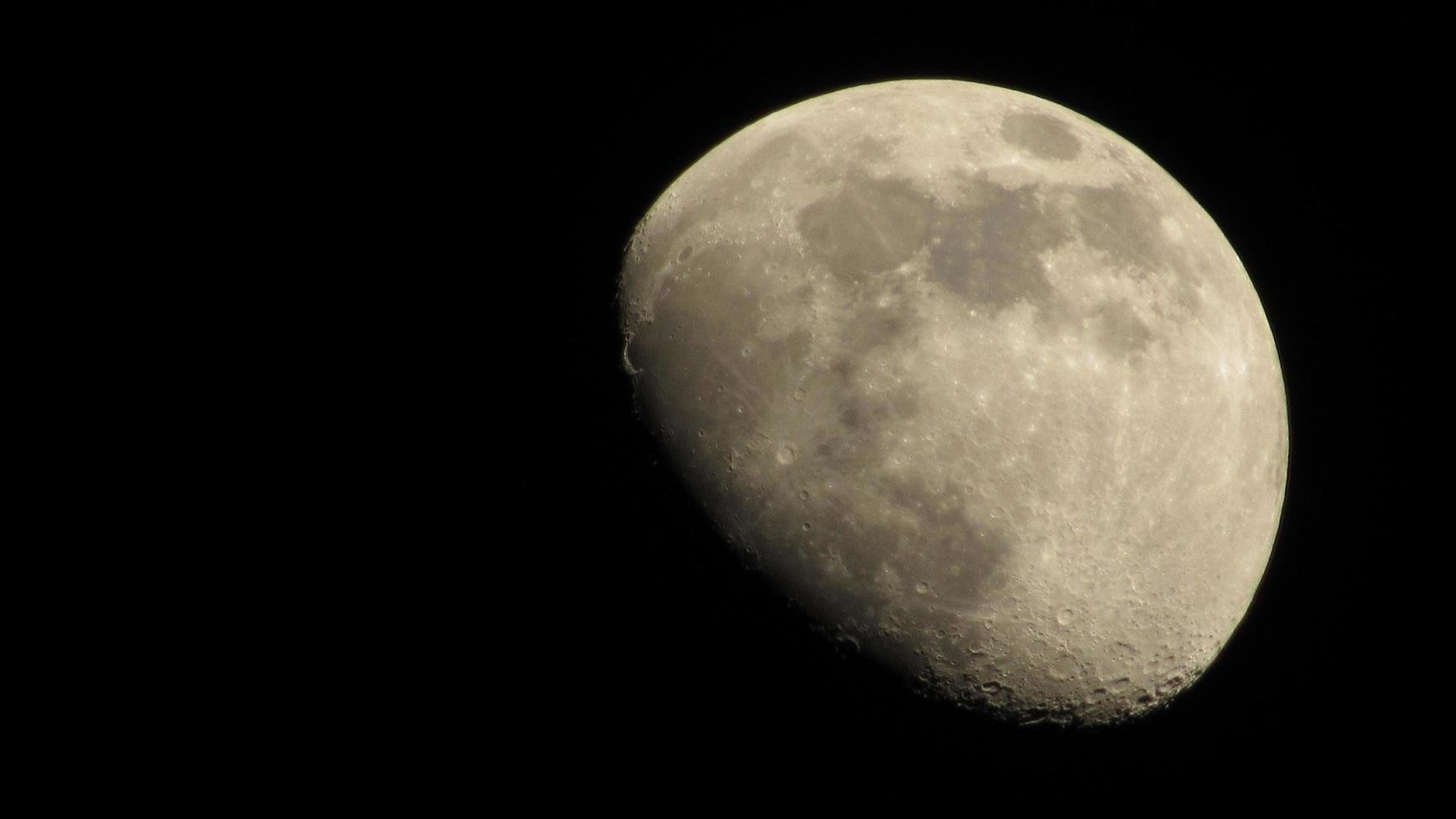 a lua no céu noturno. fundo lunar preto. papel de parede com a lua. foto