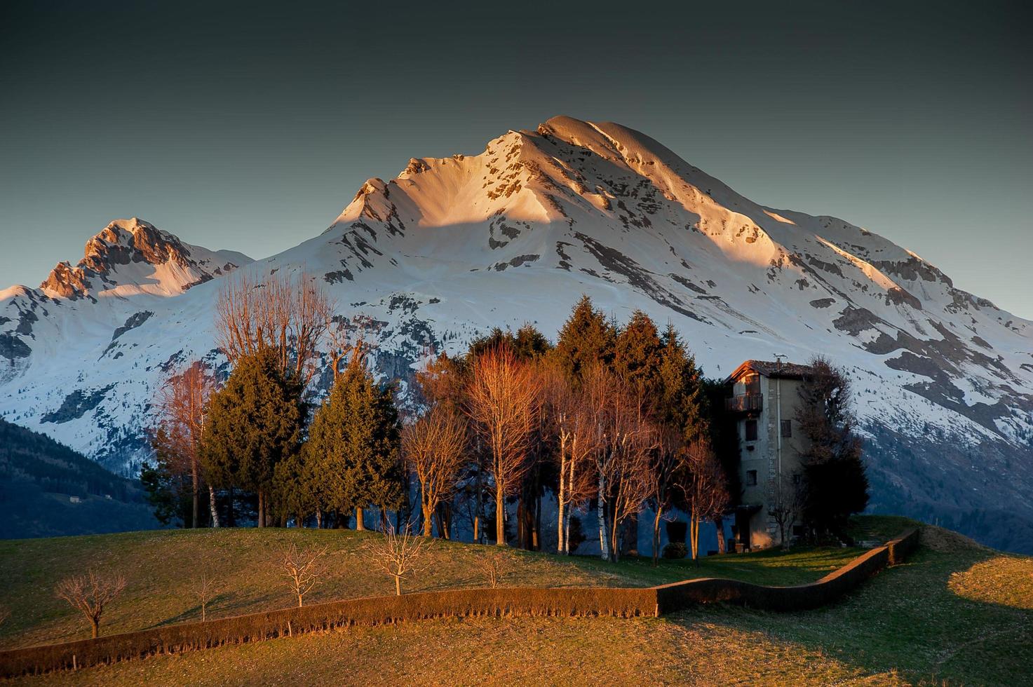 casa de campo com oásis com monte arera como plano de fundo foto