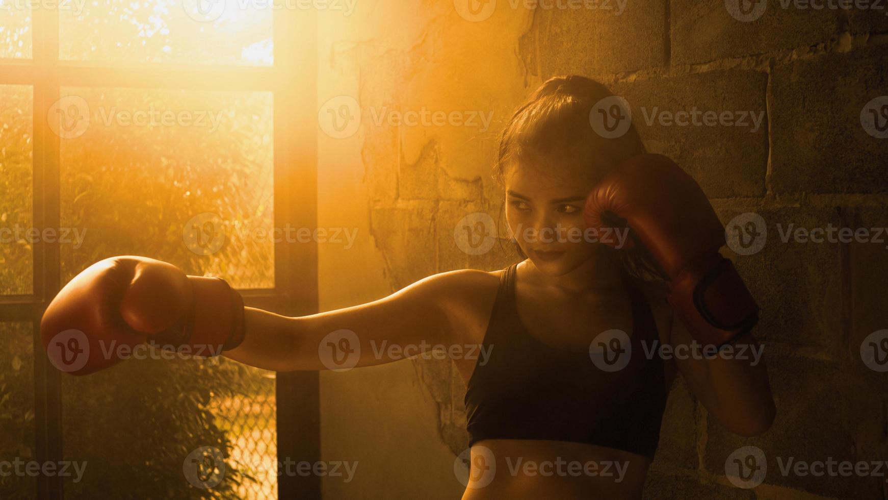 jovens mulheres asiáticas usando luvas de boxe. foto