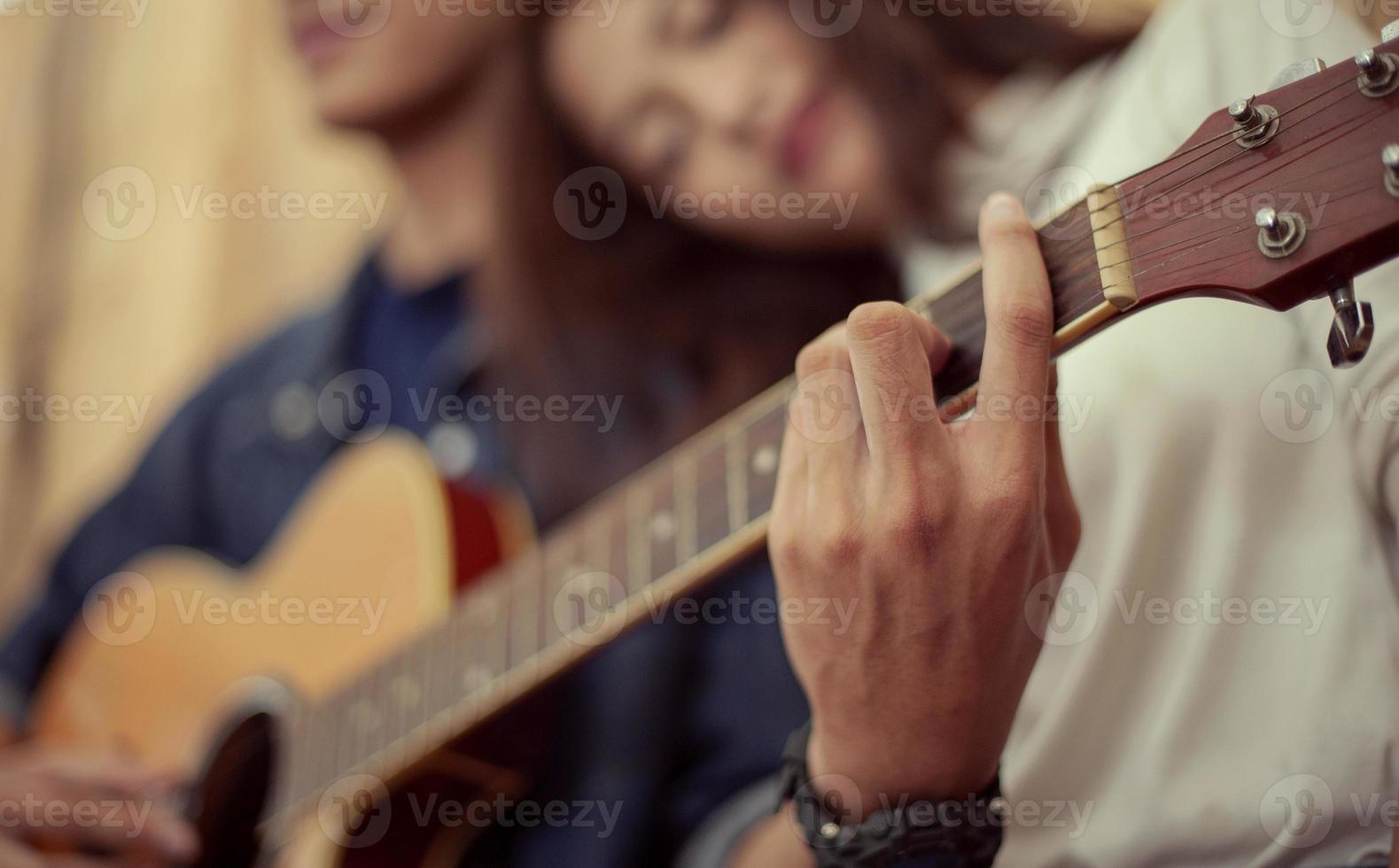 a alegria de tocar música no violão. foto