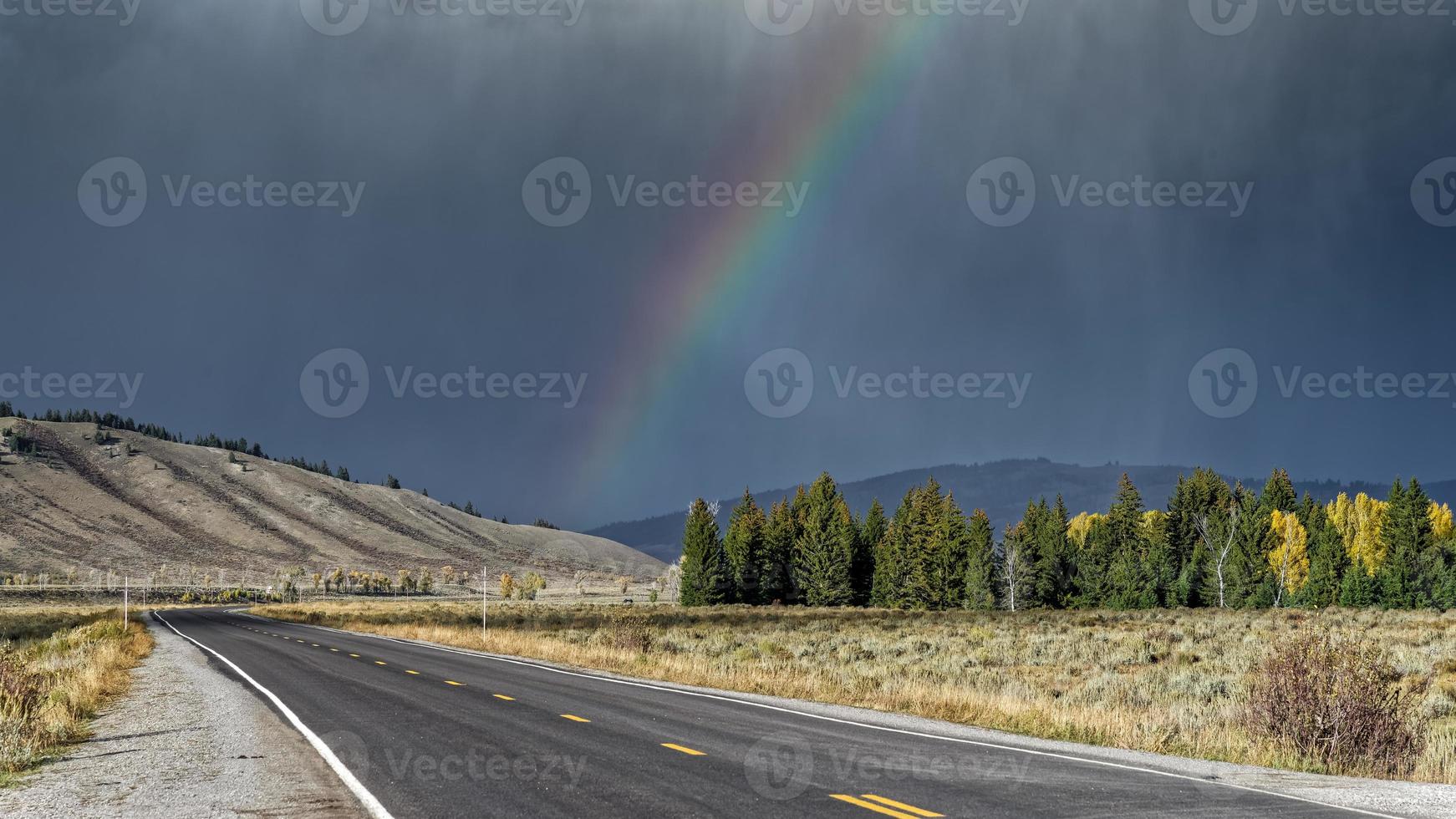 arco-íris sobre uma estrada em wyoming foto