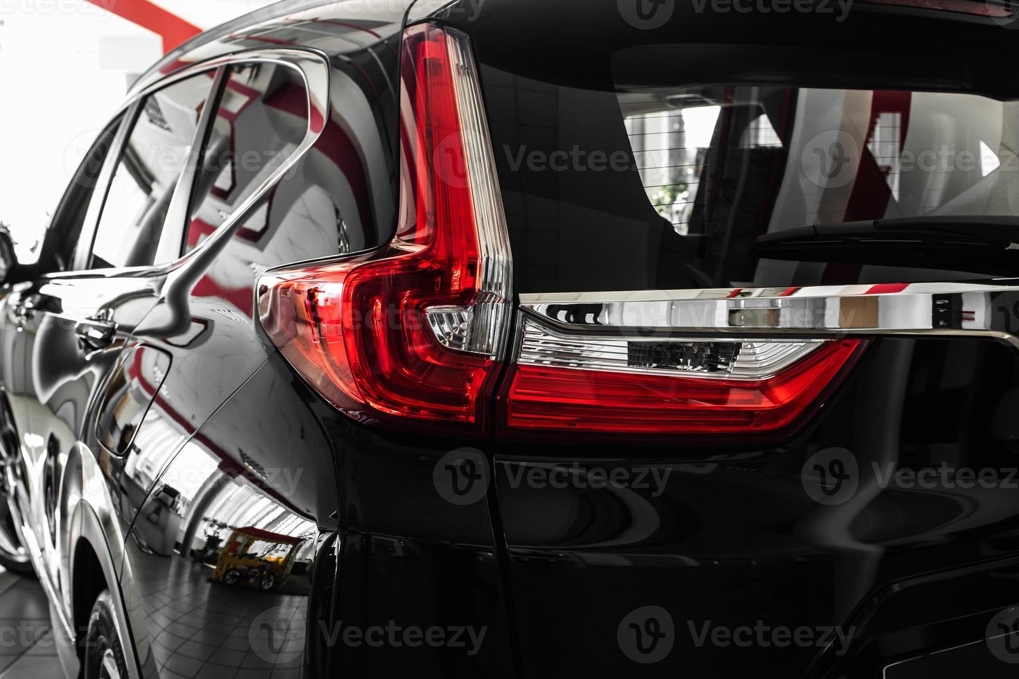 close-up do carro de luxo moderno. conceito de carro esportivo caro. lâmpada do farol de carros novos, copie o espaço. vista de detalhes do super carro vermelho de luxo, elegante e bonita. vista da luz do freio traseiro do super carro, foto