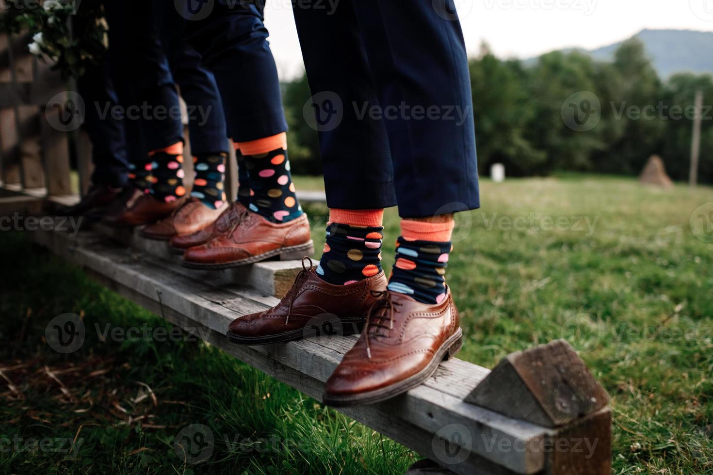 meias masculinas elegantes. mala estilosa, pernas masculinas, meias multicoloridas e sapatos novos. conceito de estilo, moda, beleza e férias foto