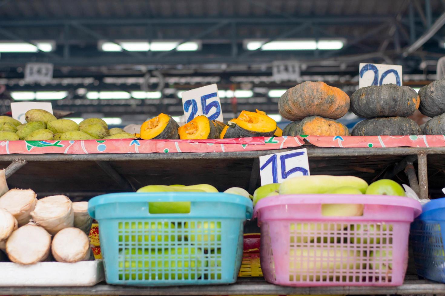 muitos vegetais para cozinhar no mercado foto