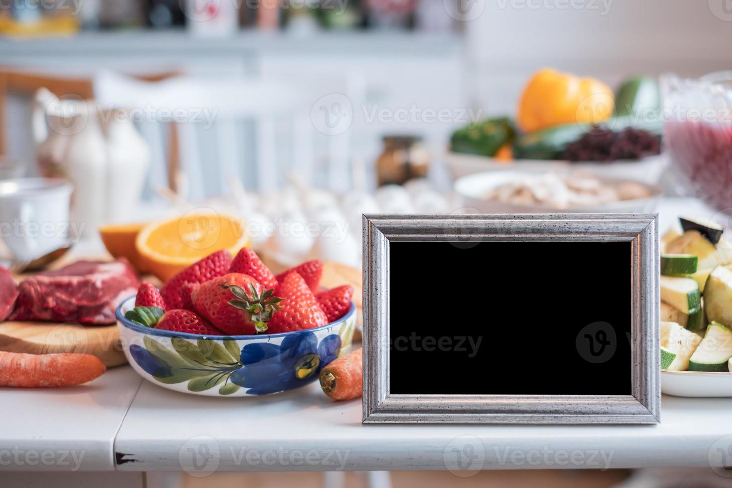 porta-retrato em branco com frutas, legumes e carne para o almoço foto