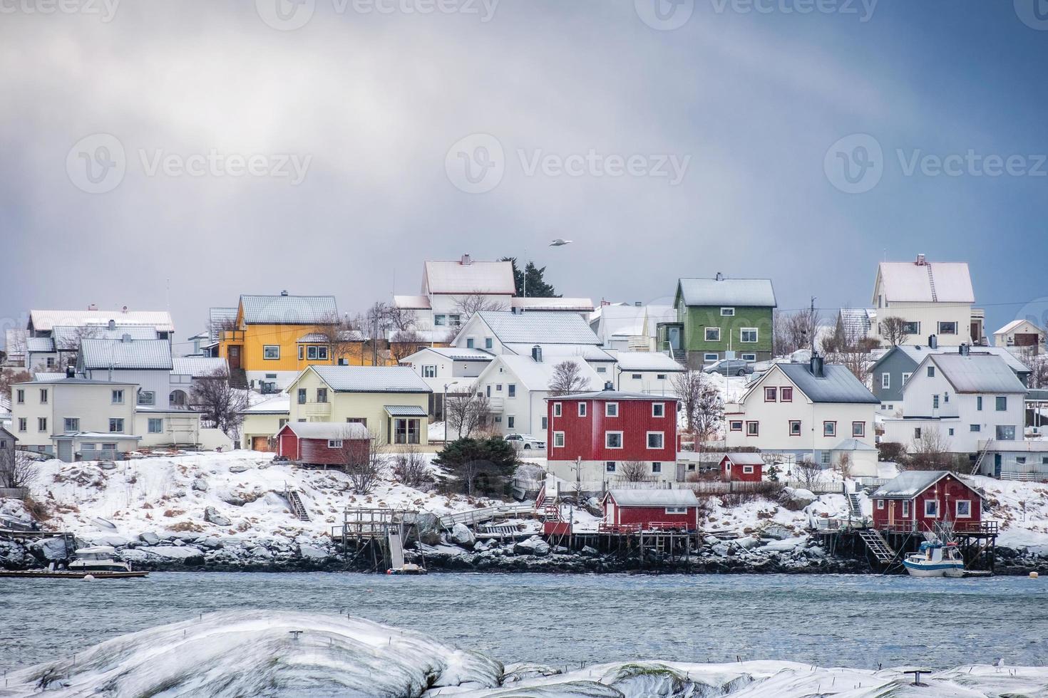 vila escandinava colorida na costa no inverno em lofoten foto