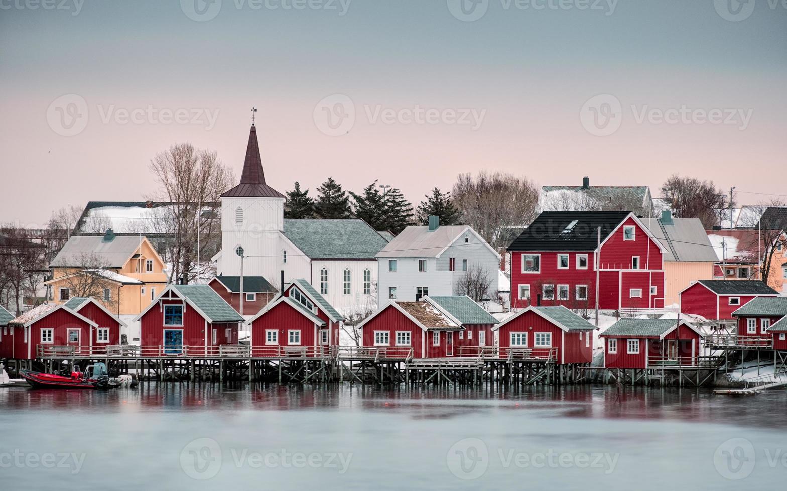 igreja na vila nórdica no litoral em reine foto