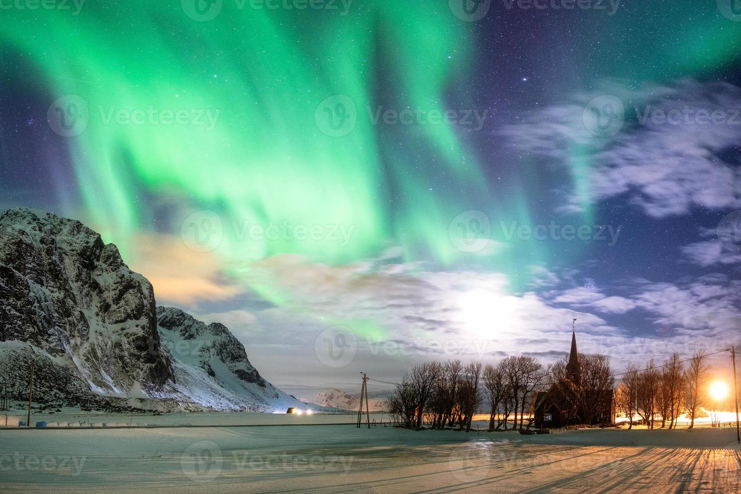 aurora boreal luzes do norte com estrelas sobre a igreja cristã à noite foto