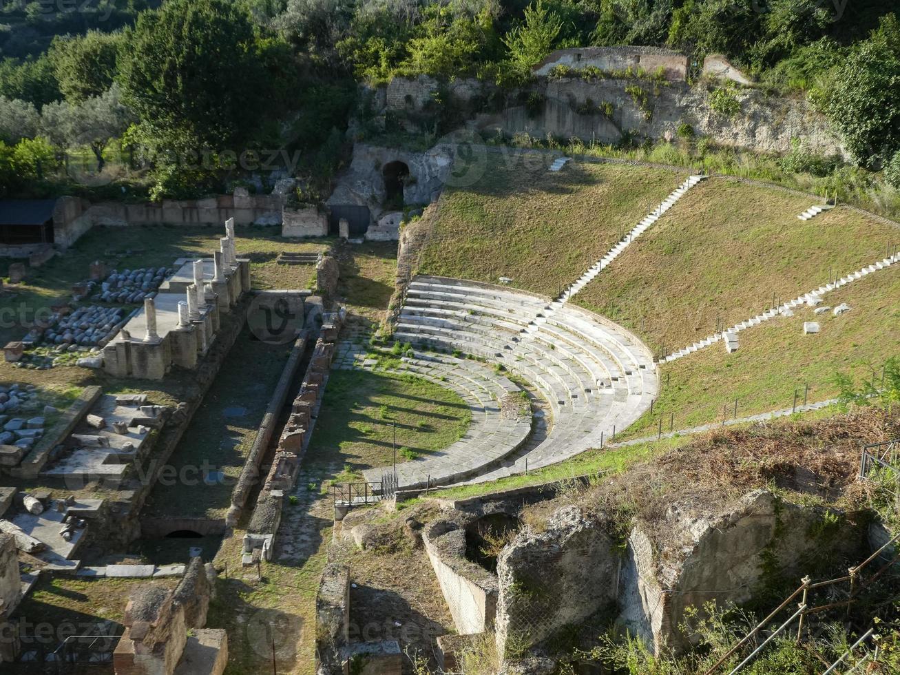 teatro romano em sessa aurunca foto