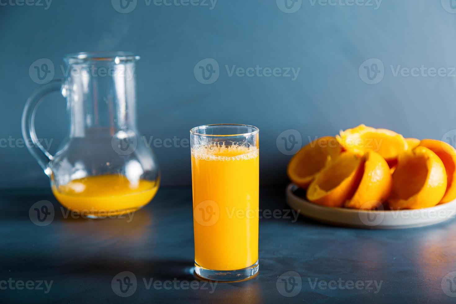 closeup vista de detalhe do conceito de progresso de aperto de suco de laranja. foto