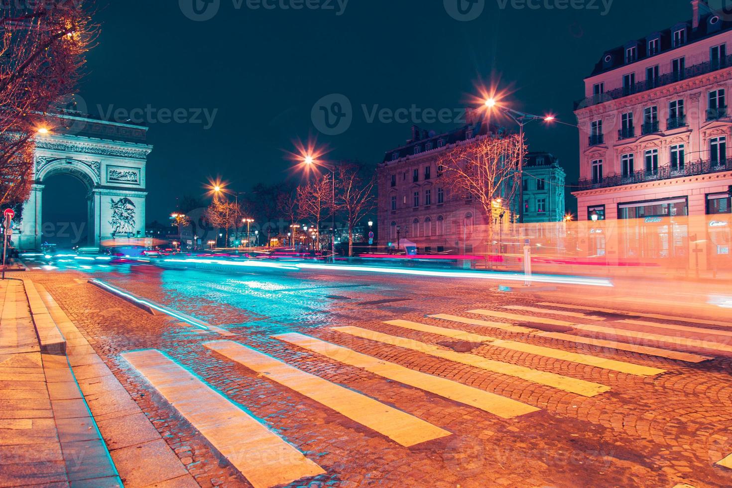 champ elyses luzes do veículo vista da travessia de pedestres durante a noite. foto