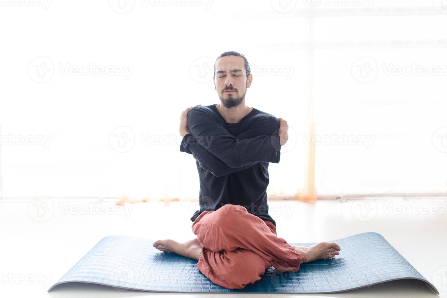 homem em paz com humor calmo em transe de meditação. inclui espaço de cópia, tiro interior com artista profissional. foto