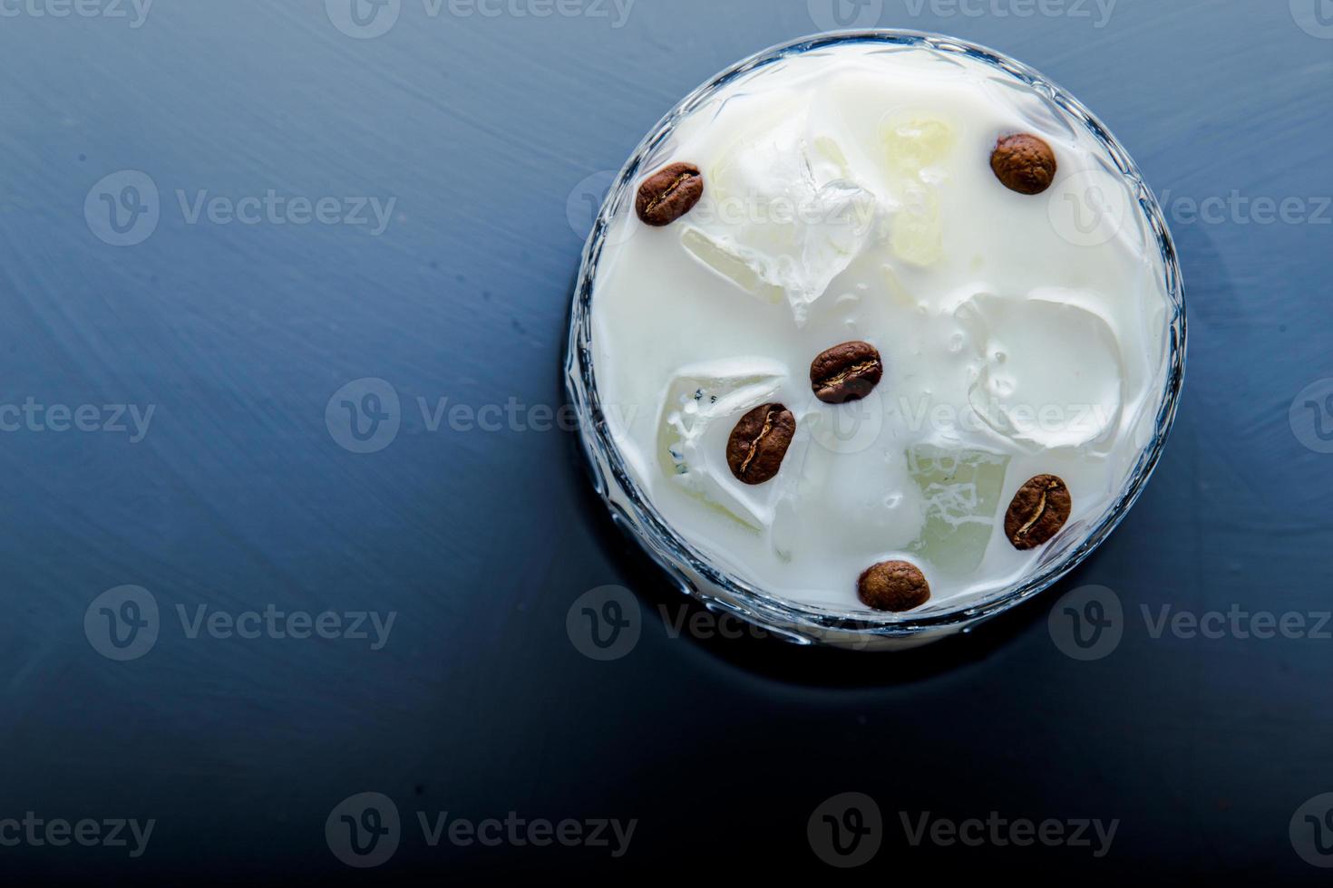 vista de detalhe closeup de coquetel alcoólico russo branco com espaço de cópia. foto