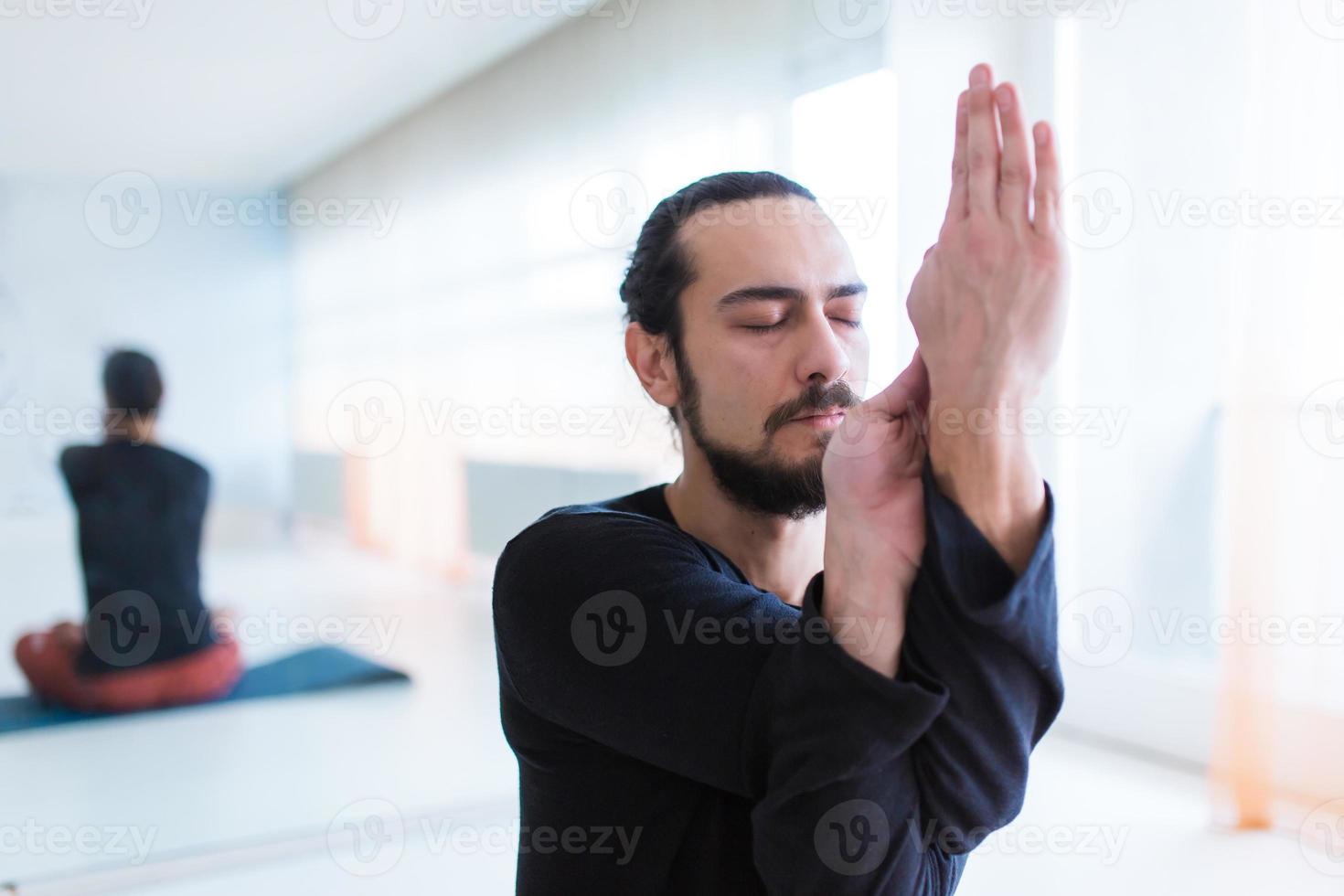 homem em paz com humor calmo em transe de meditação. inclui espaço de cópia, tiro interior com artista profissional. foto