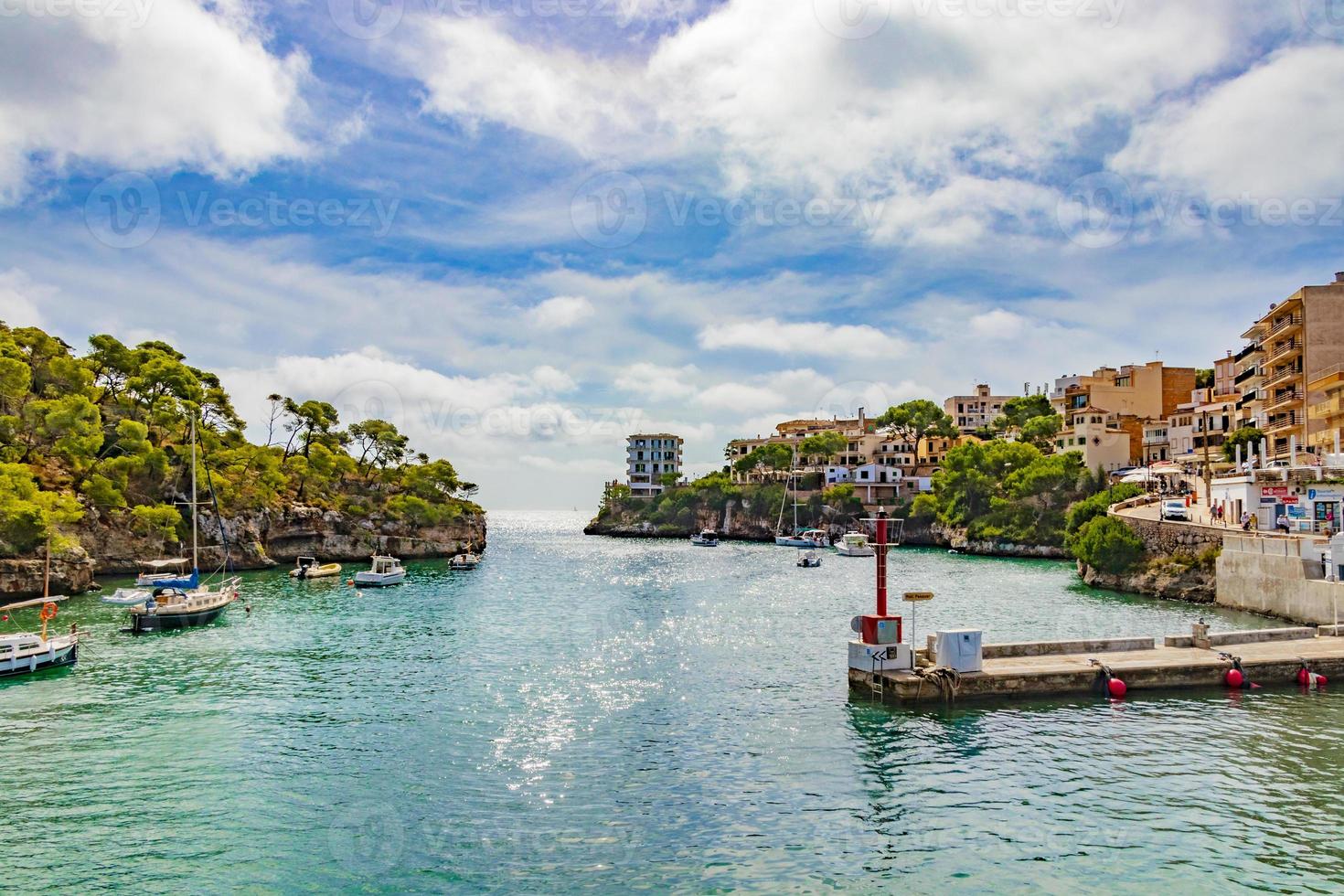 vista panorâmica da baía da marina cala figuera mallorca espanha. foto