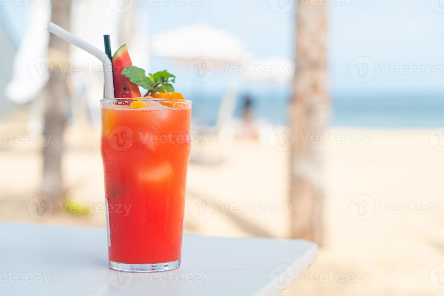 ponche de fruta com fundo de praia foto