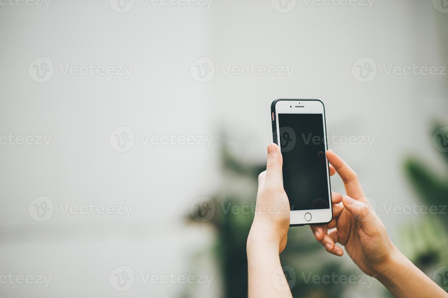 mãos e telefones ferramentas de comunicação do mundo online moderno. foto