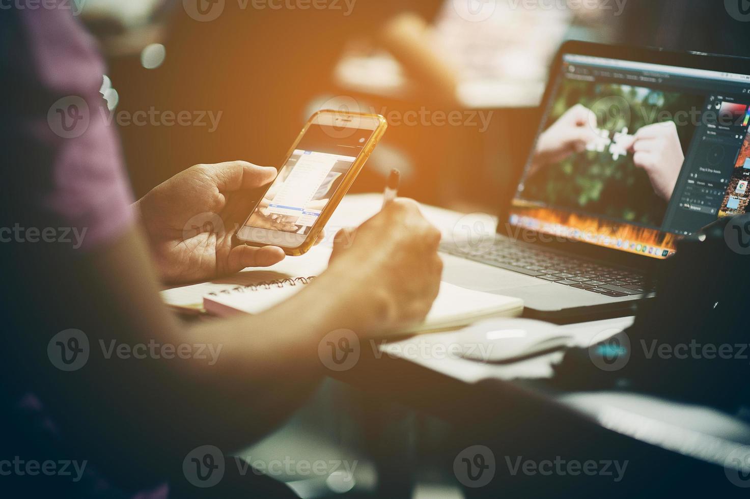 trabalhando no escritório e tolerância ao trabalho foto