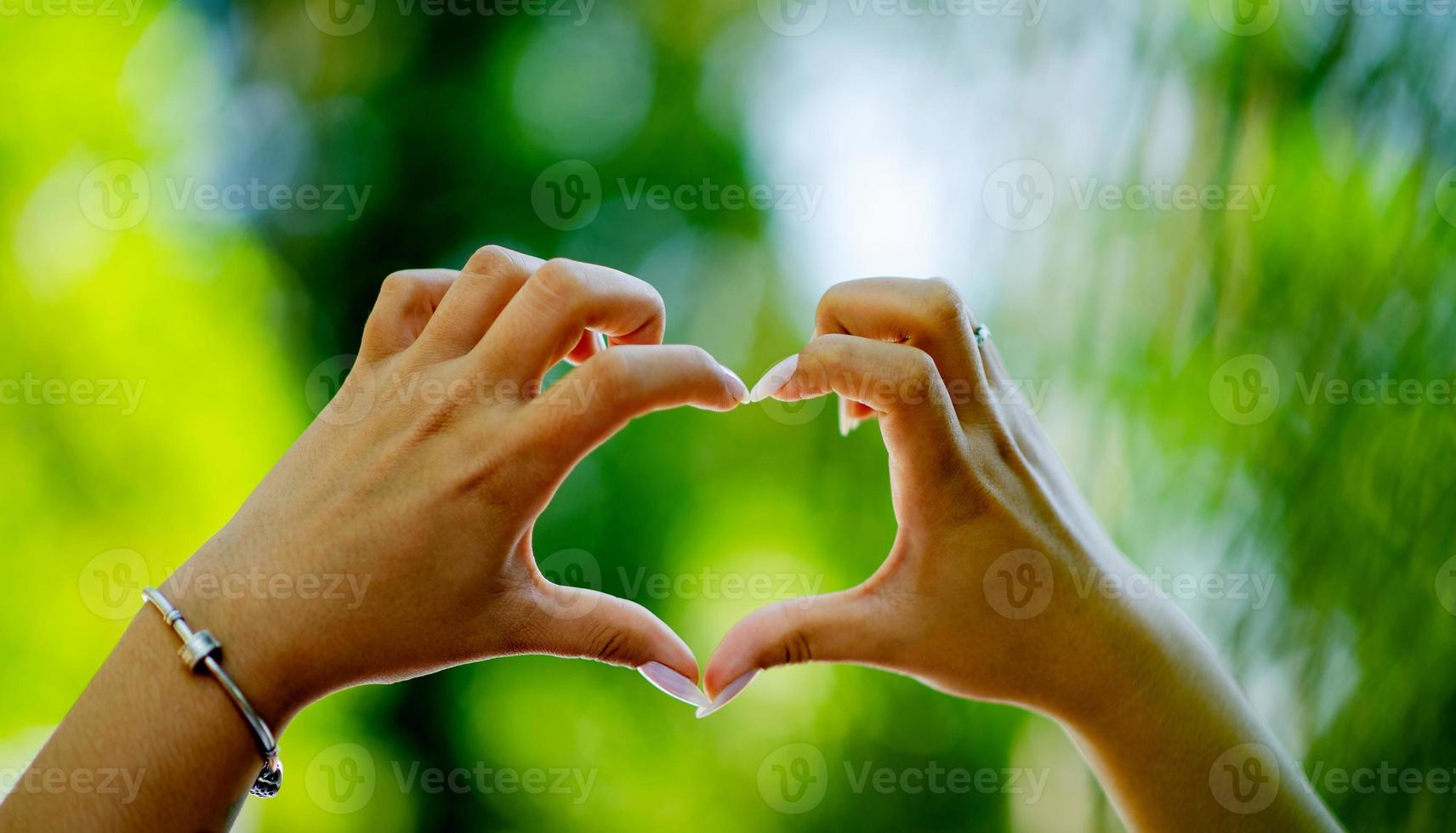 coração feito à mão expressar amor dar amor um ao outro conceito de dar amor um ao outro no dia dos namorados foto