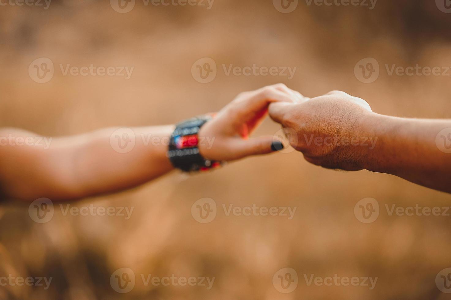 mãos e amor de duas pessoas no dia do amor. foto