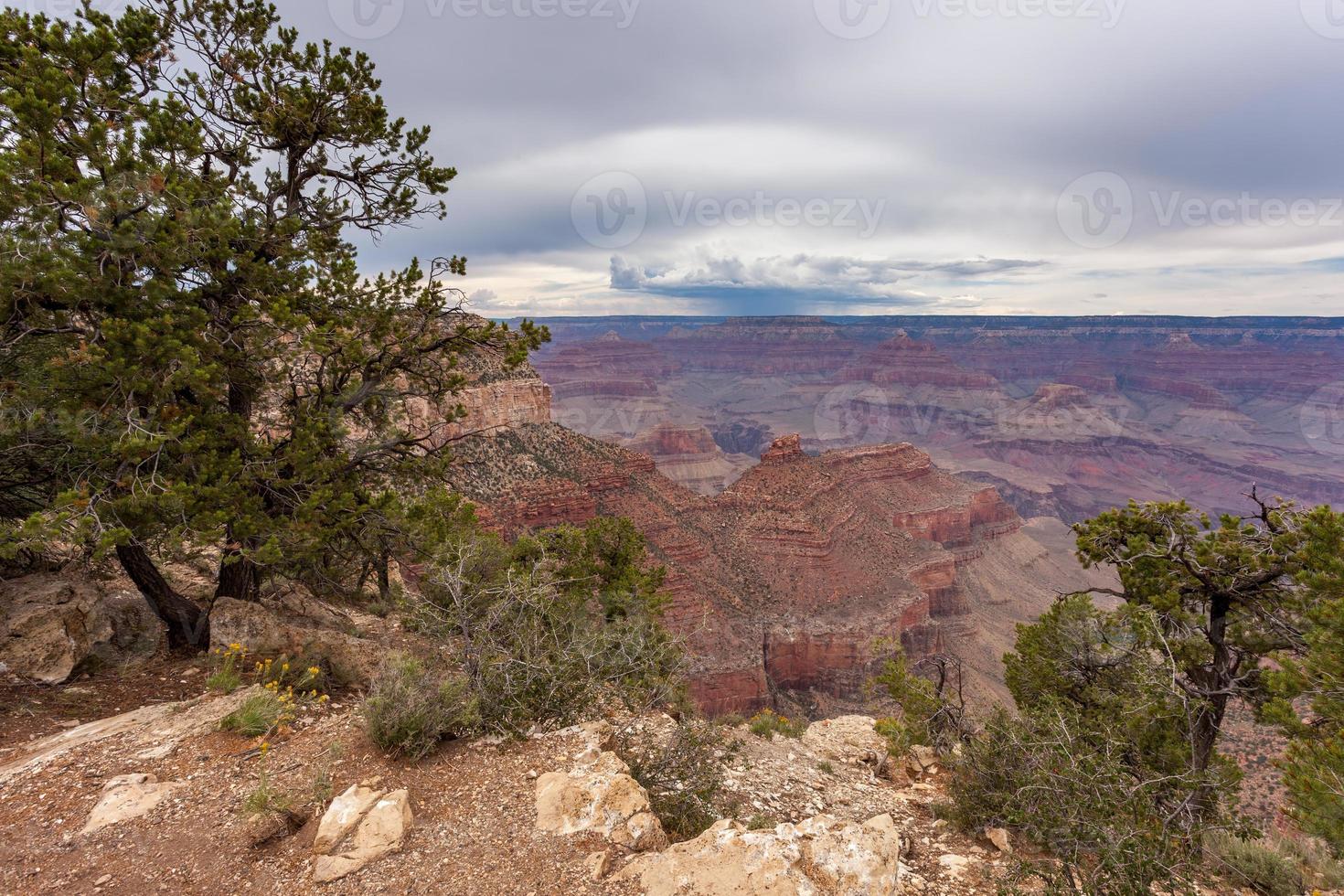 dia nublado no grand canyon no arizona foto