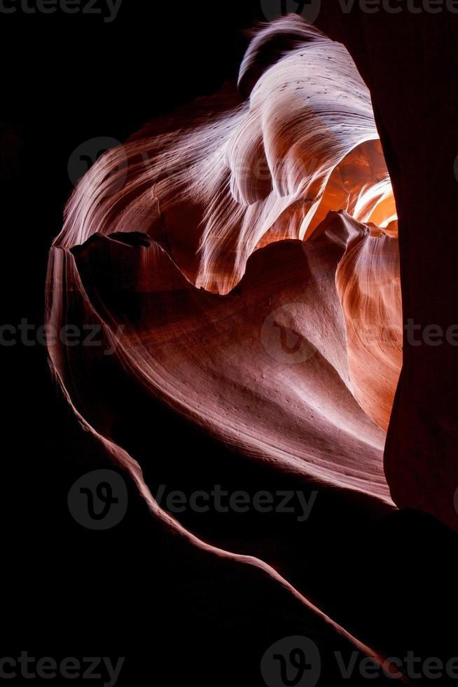 túnel em forma de folha em antílope canyon foto