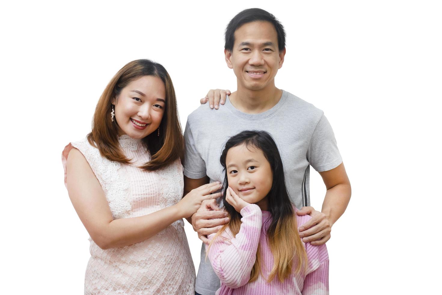 mulher de família asiática e um homem com pequena mulher júnior sorrindo e divertido isolado sobre fundo branco foto