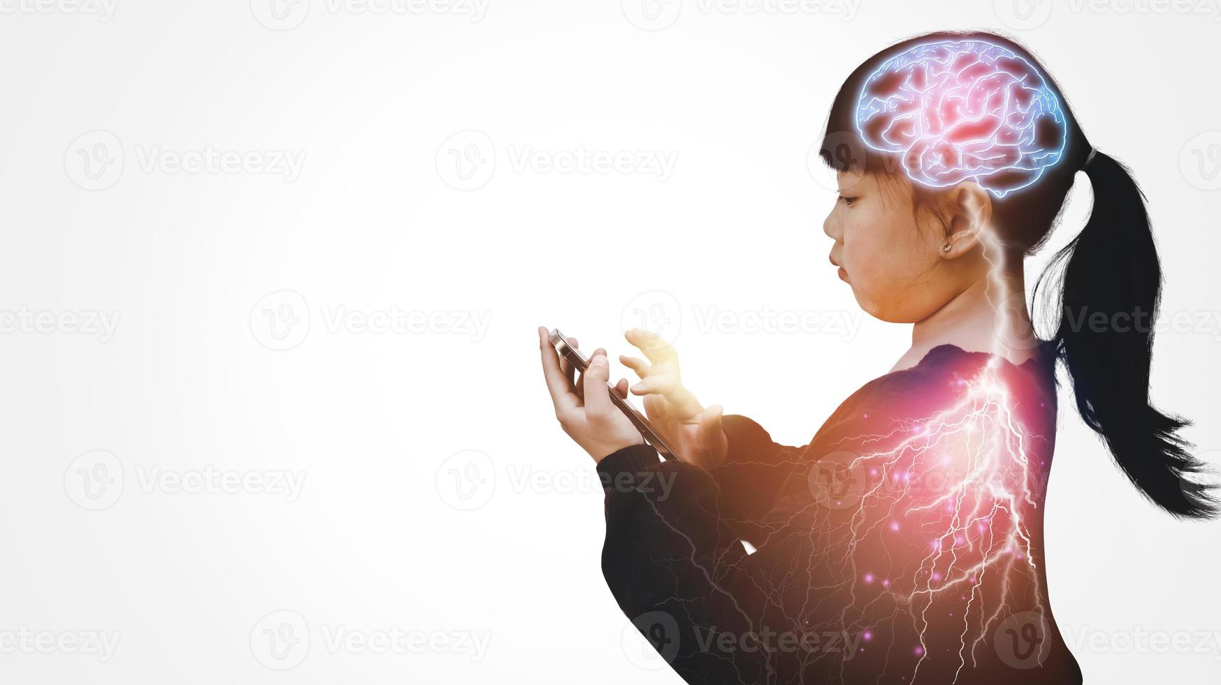 cérebro com conceito de inteligência artificial, cabeça de criança e cérebro. inteligência artificial, tecnologia ai, processo de pensamento e psicologia, cérebro digital júnior consistindo nas conexões sem fio, foto