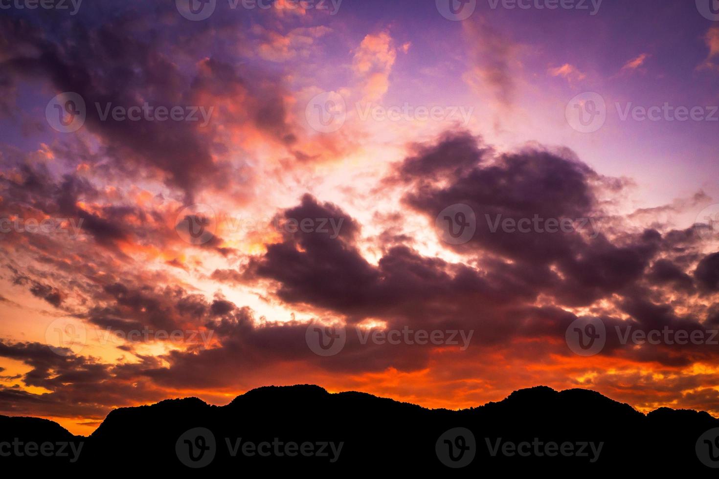 paisagem do pôr do sol, céu na hora do crepúsculo na tailândia foto