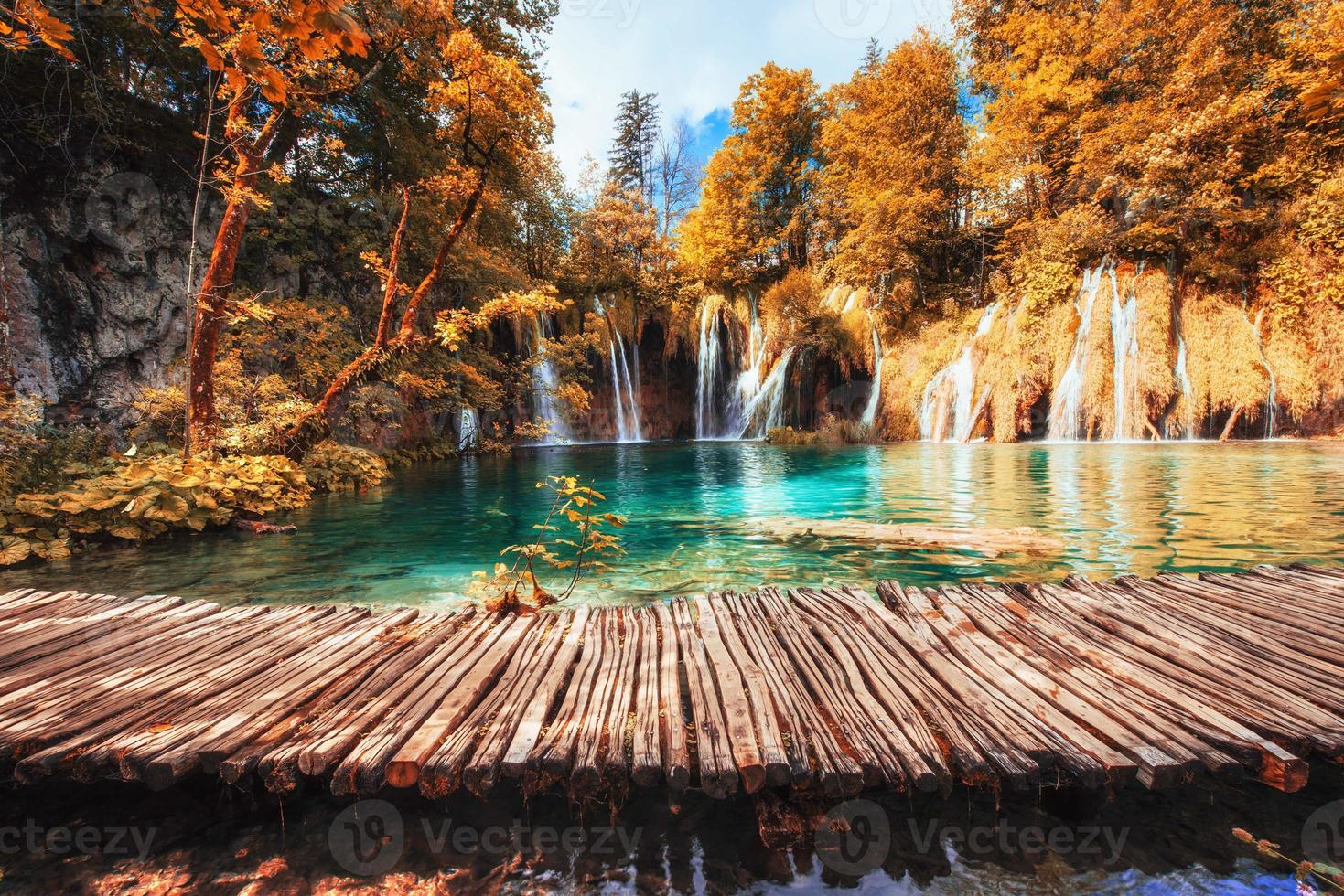 vistas panorâmicas da água azul-turquesa e da luz do sol. foto