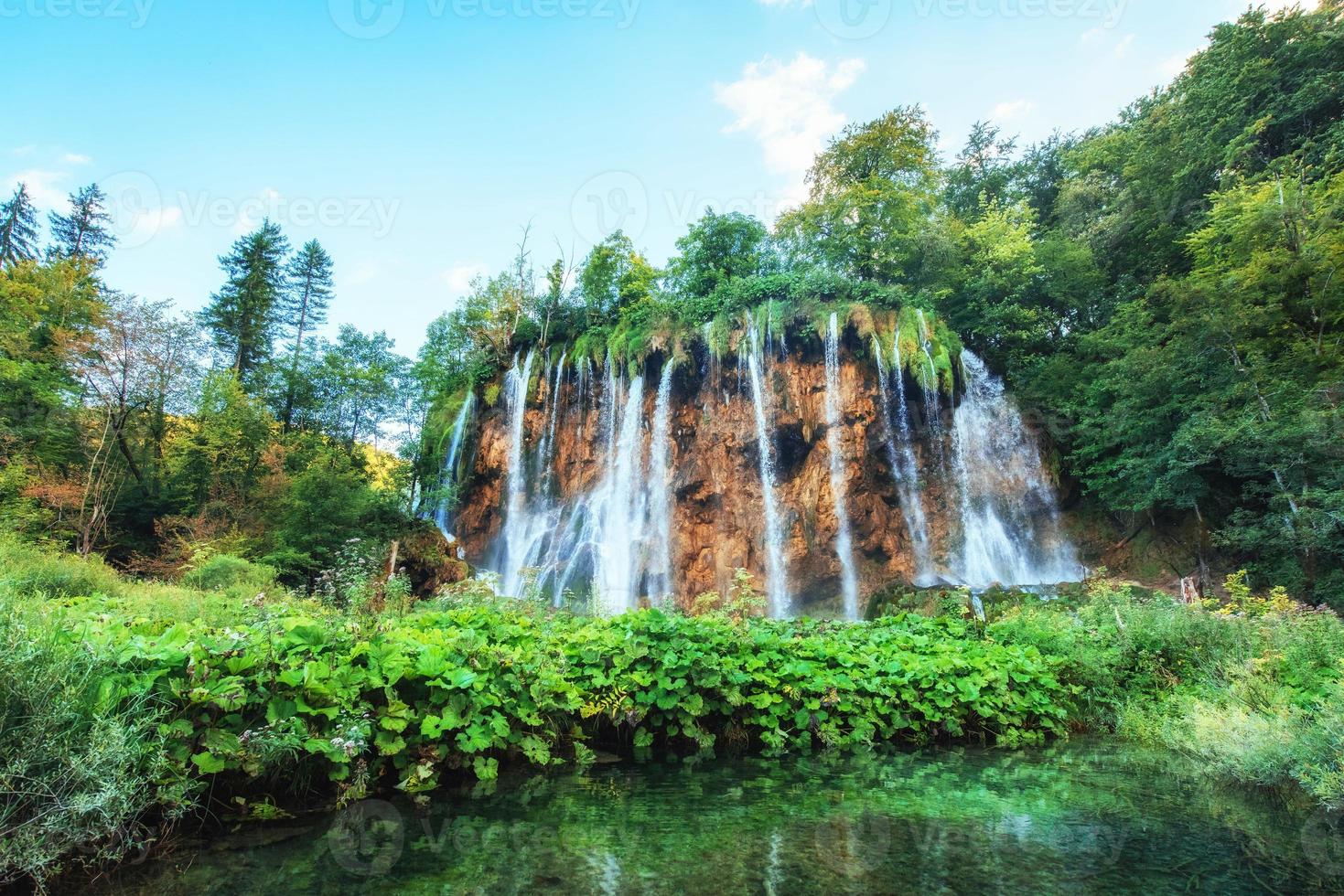 vistas fantásticas de cachoeiras e água azul-turquesa uma luz do sol foto